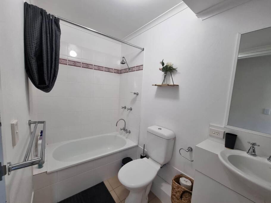 Cascades 15 - Amazing Lake Views l Spa Bath l Split Level Apt l Central Location l Wi-Fi