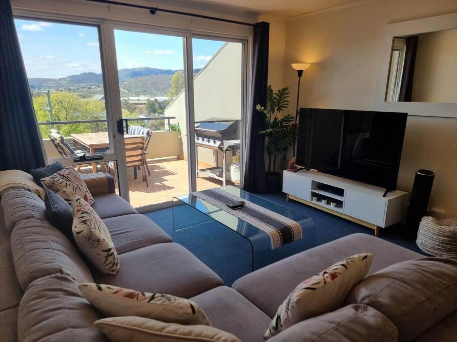 Cascades 15 - Amazing Lake Views l Spa Bath l Split Level Apt l Central Location l Wi-Fi