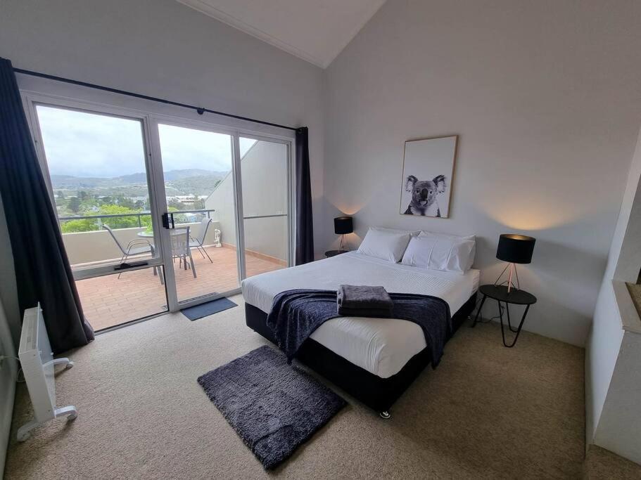 Cascades 15 - Amazing Lake Views l Spa Bath l Split Level Apt l Central Location l Wi-Fi