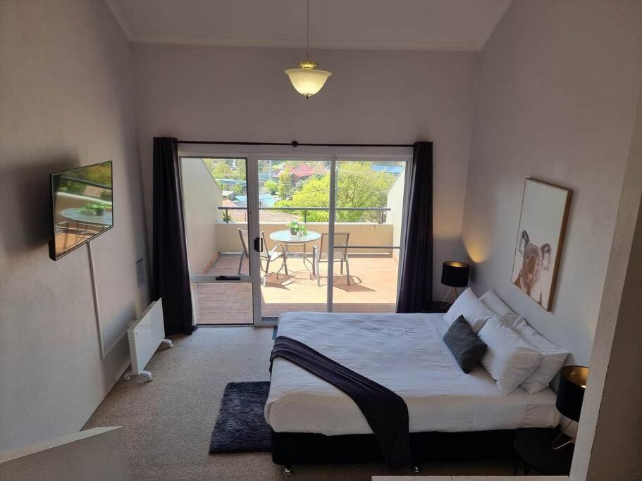 Cascades 15 - Amazing Lake Views l Spa Bath l Split Level Apt l Central Location l Wi-Fi