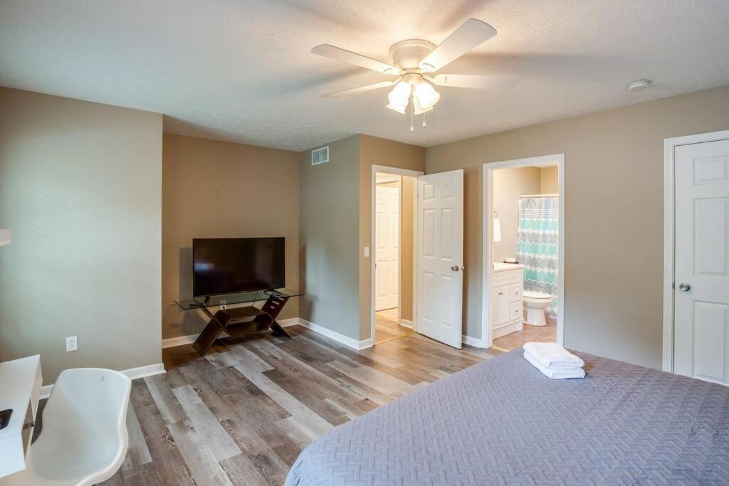 Comfy Suburb Home with King Beds by Arpt Dwnt UofR view 2