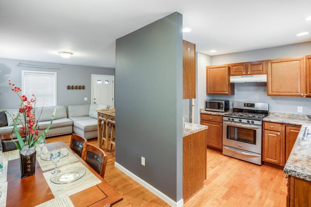 Comfy Suburb Home with King Beds by Arpt Dwnt UofR view 4
