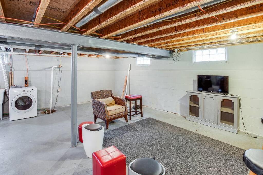 Comfy Suburb Home with King Beds by Arpt Dwnt UofR view 5