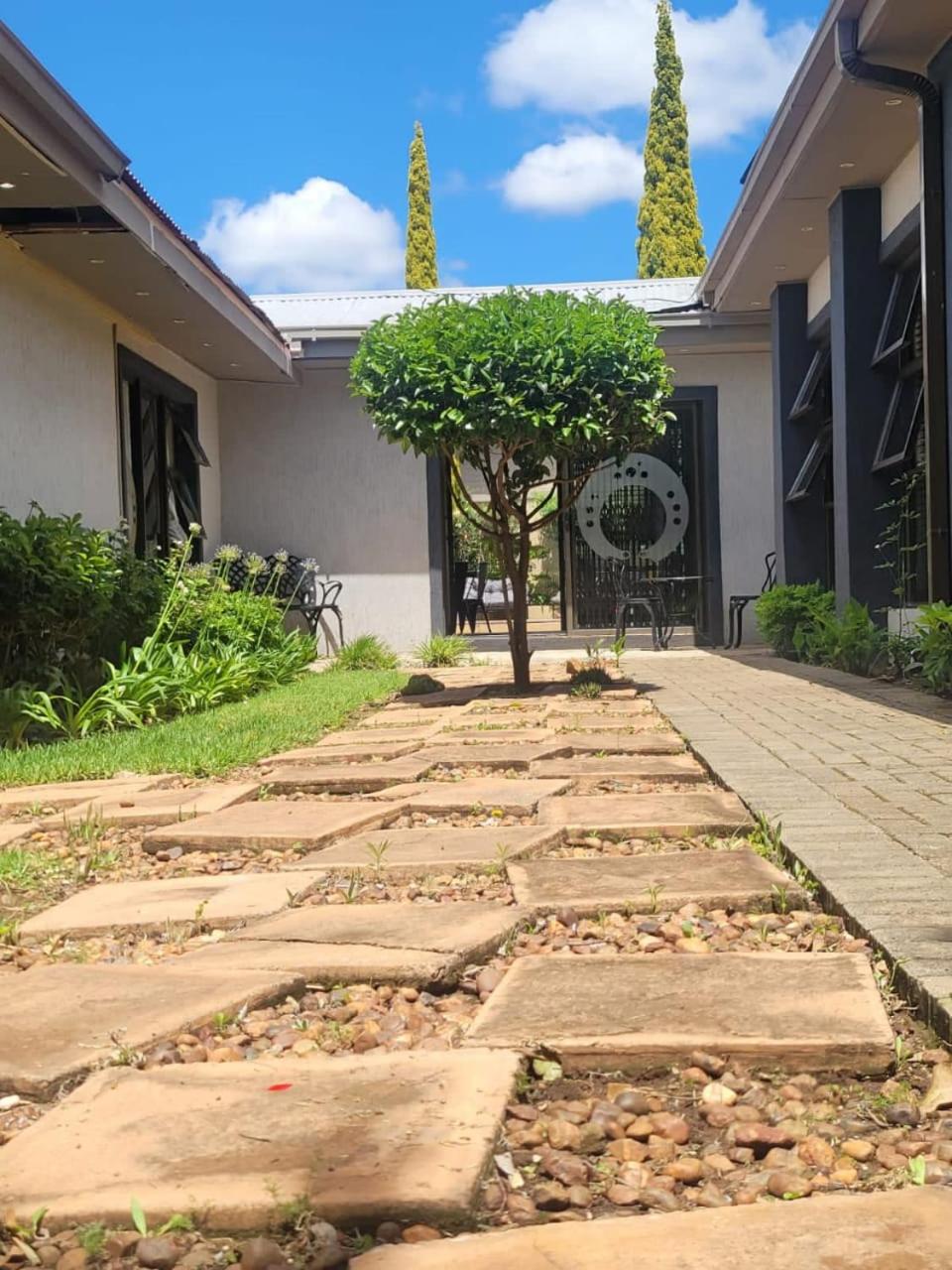 Emzini Guesthouse Universitas