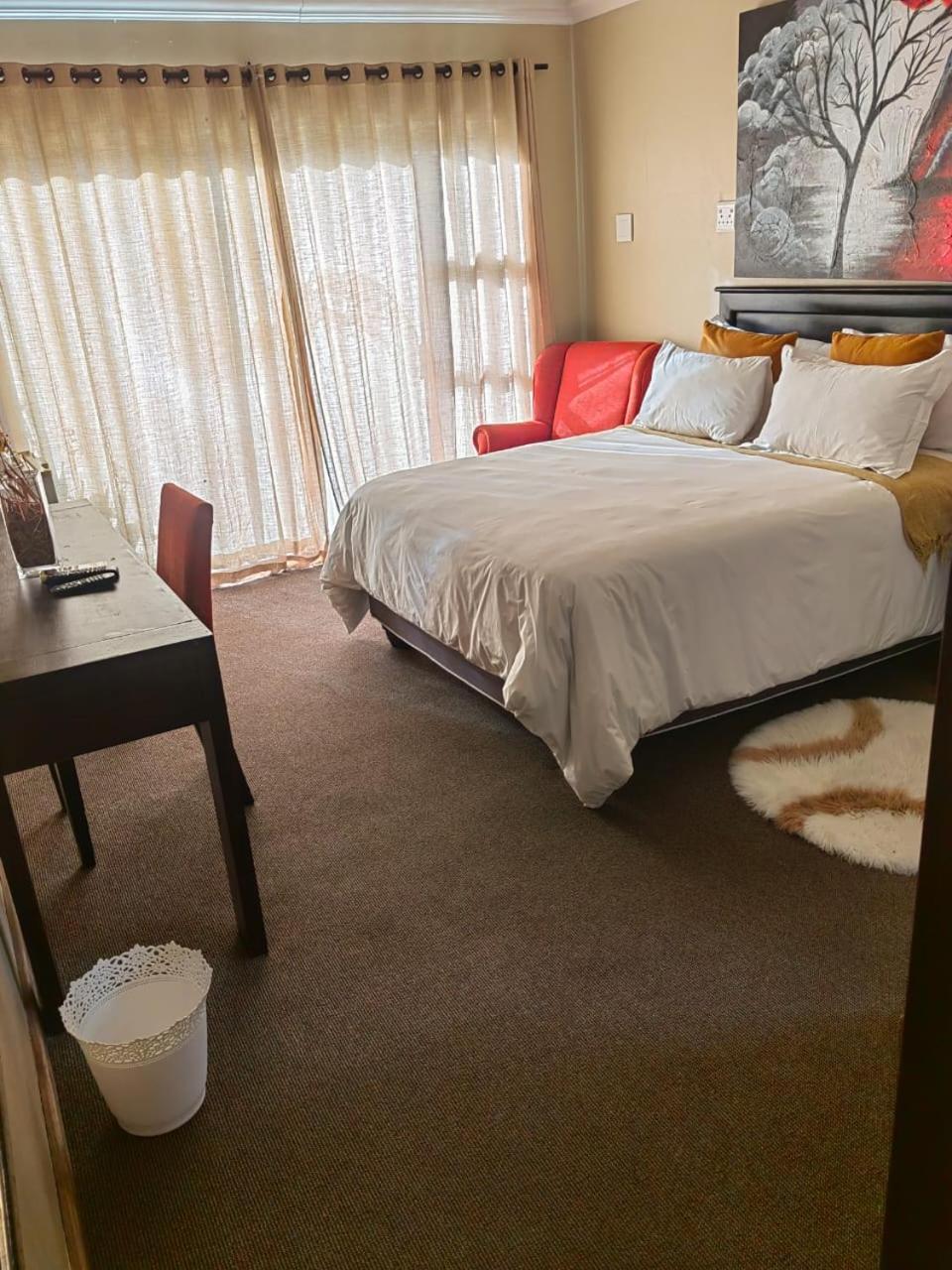 Emzini Guesthouse Universitas