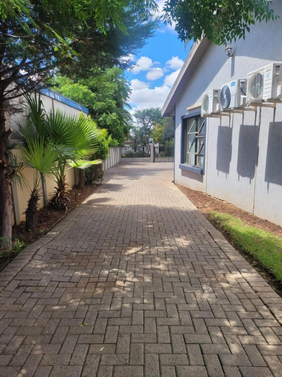Emzini Guesthouse Universitas
