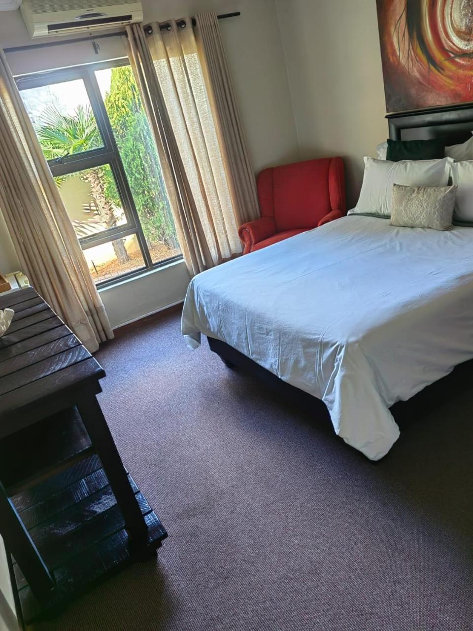 Emzini Guesthouse Universitas