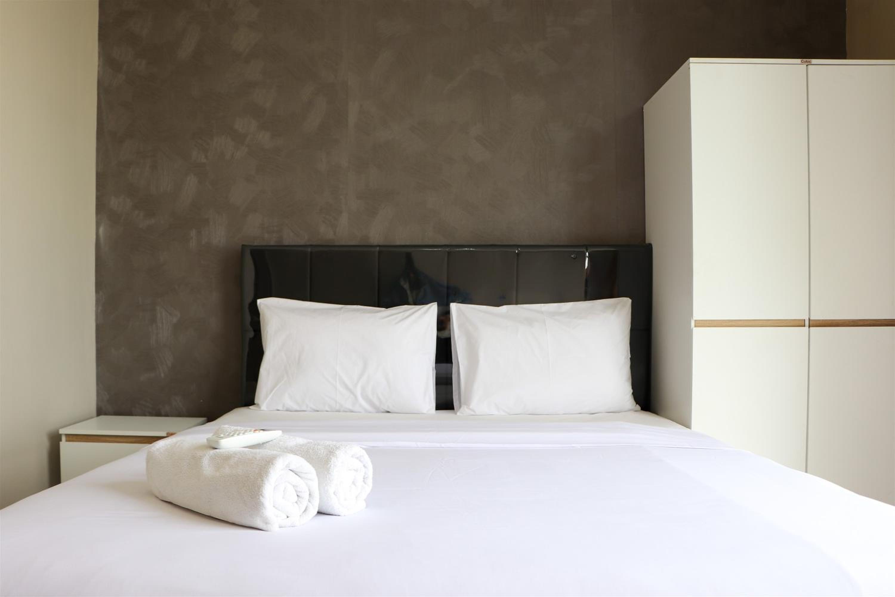 Spacious and Comfy 3BR Ciputra International Apartment By Travelio view 3
