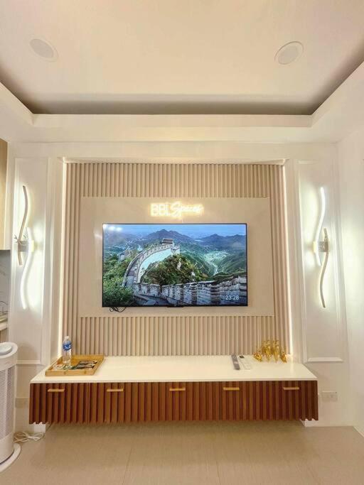 1BR Balcony Luxury Condo Shore 2 Near MOA & NAIA view 2
