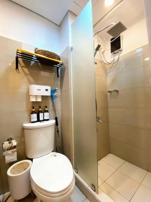 1BR Balcony Luxury Condo Shore 2 Near MOA & NAIA view 4