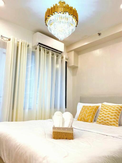 1BR Balcony Luxury Condo Shore 2 Near MOA & NAIA view 5