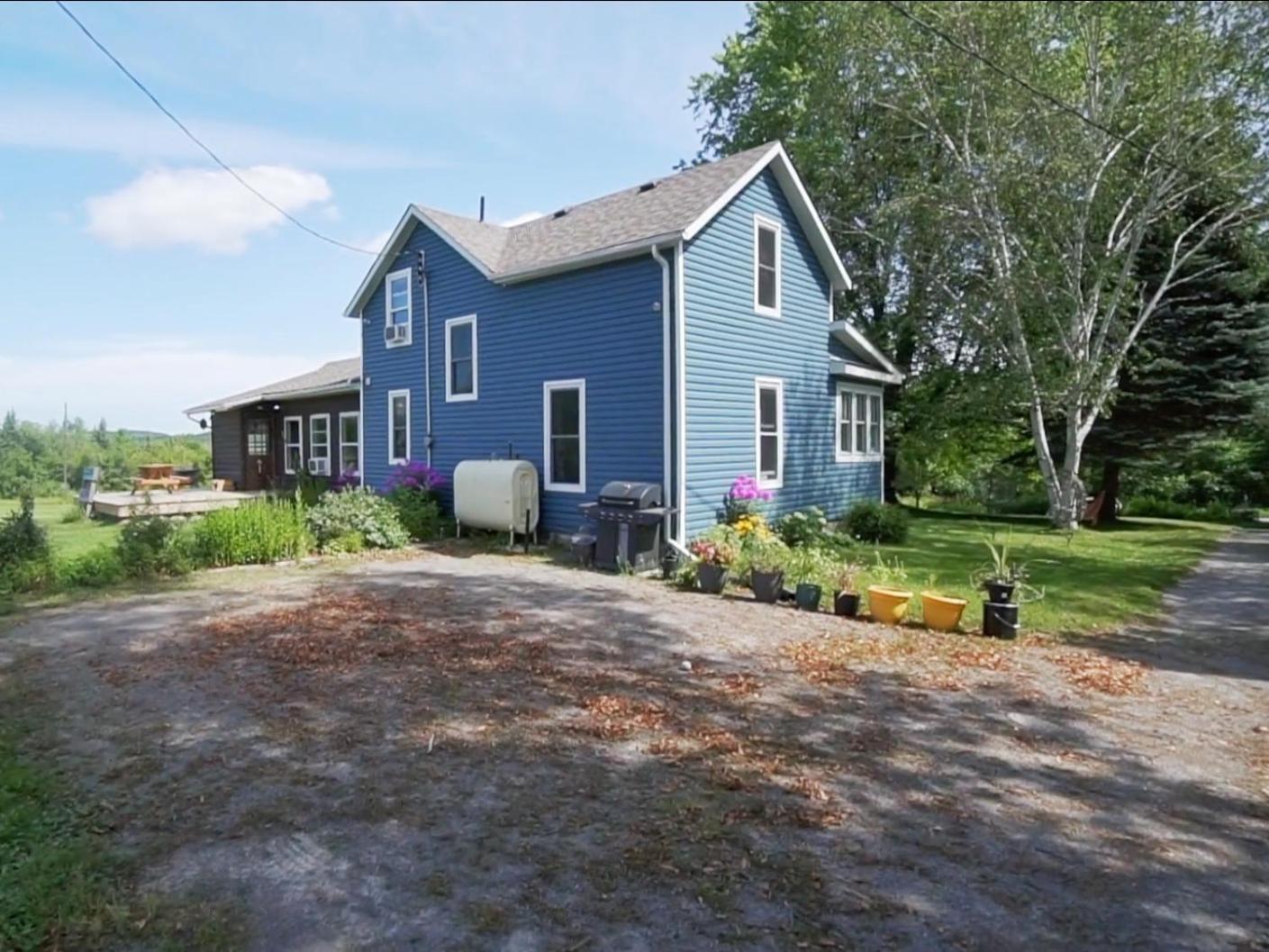Entire Farmhouse 1 Hr from Toronto