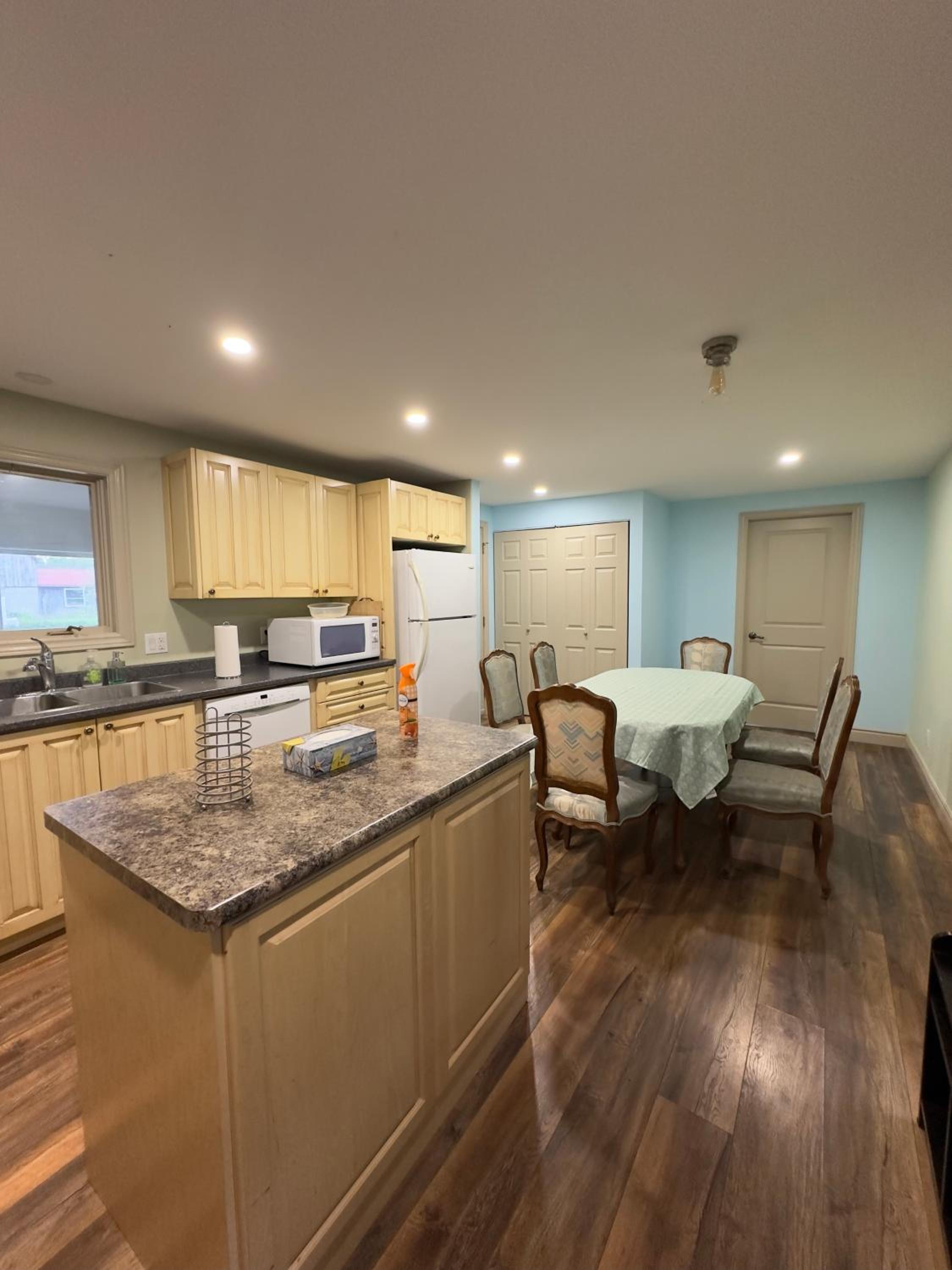 Entire Farmhouse 1 Hr from Toronto