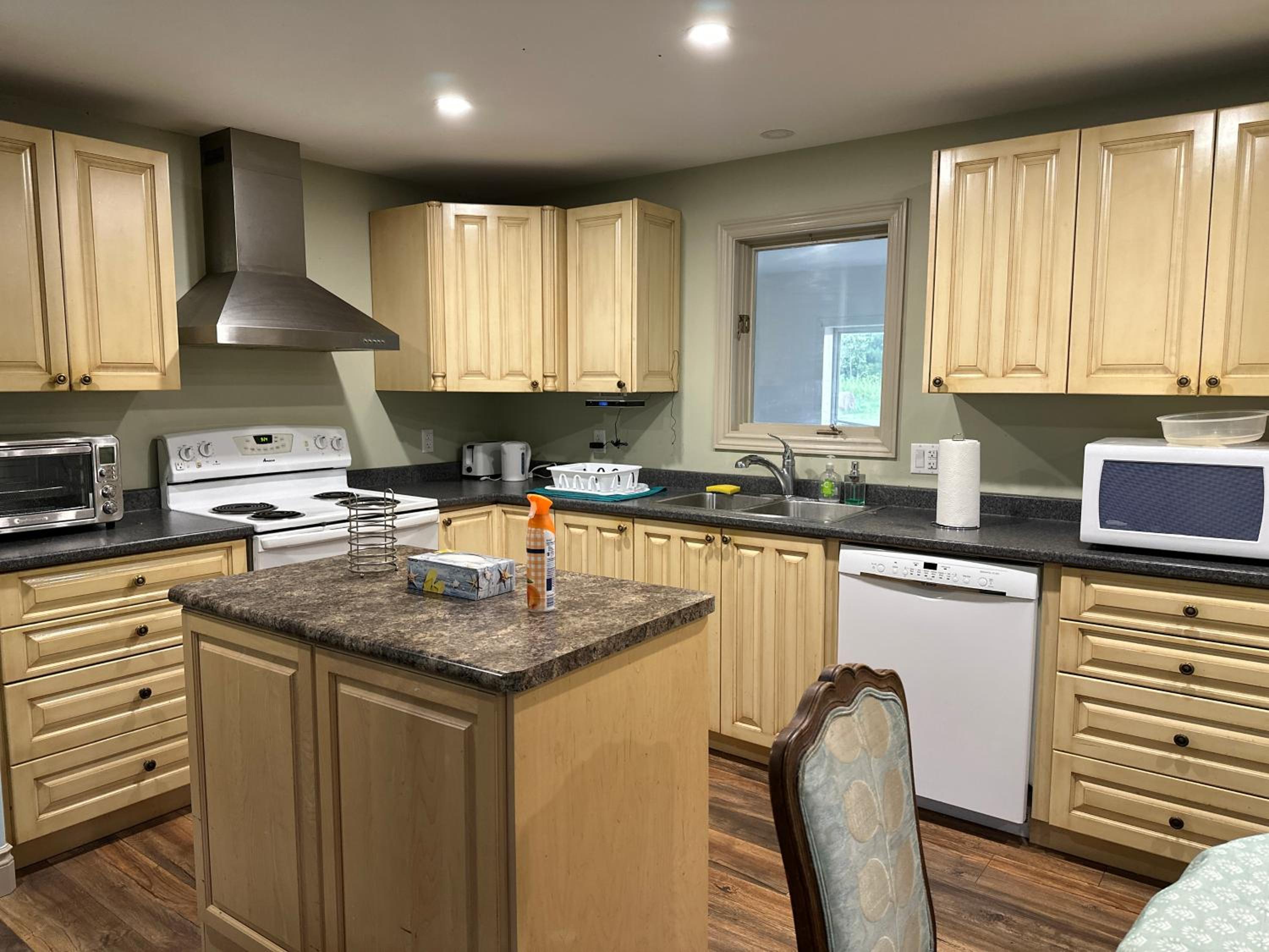 Entire Farmhouse 1 Hr from Toronto