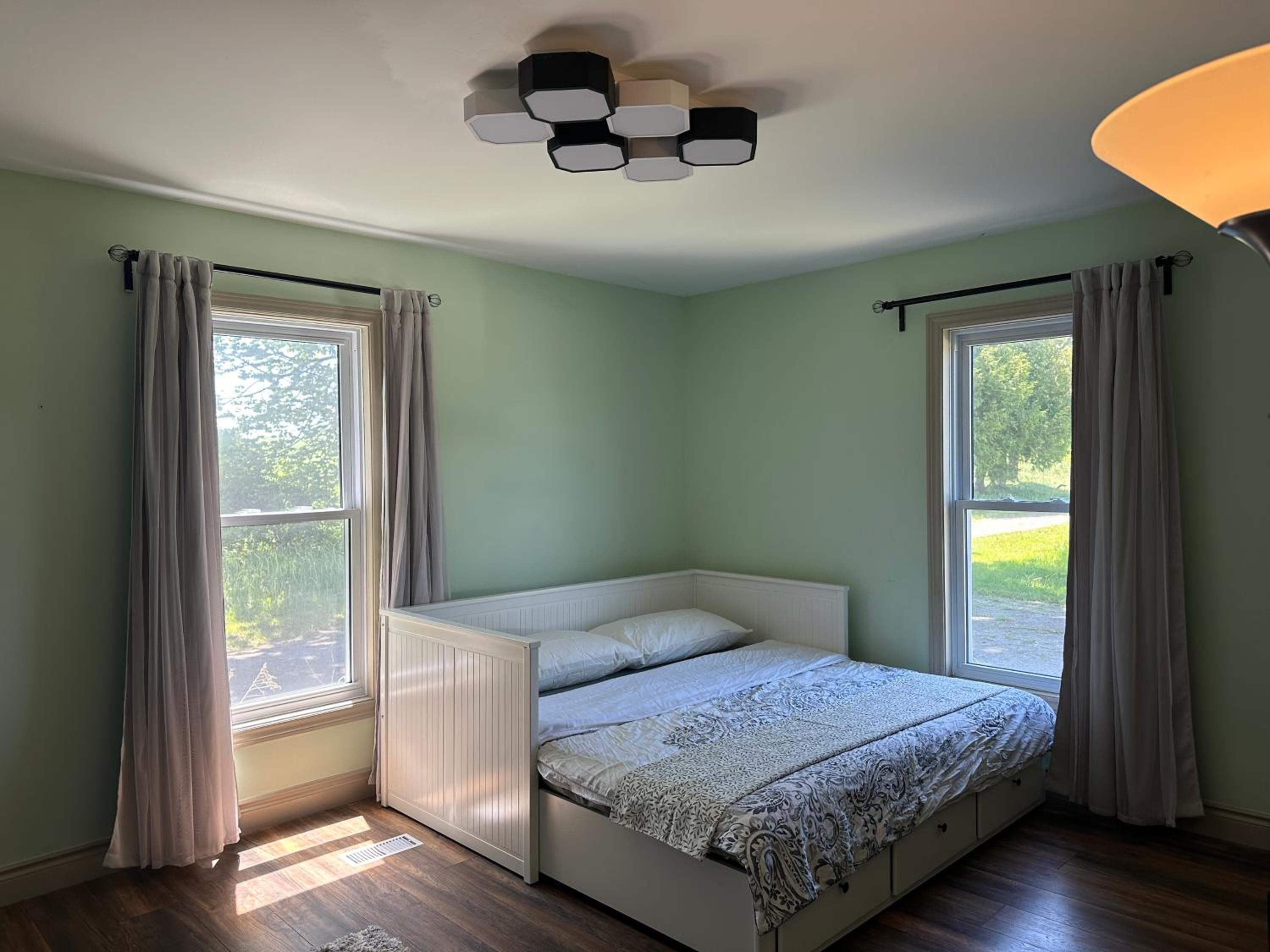 Entire Farmhouse 1 Hr from Toronto