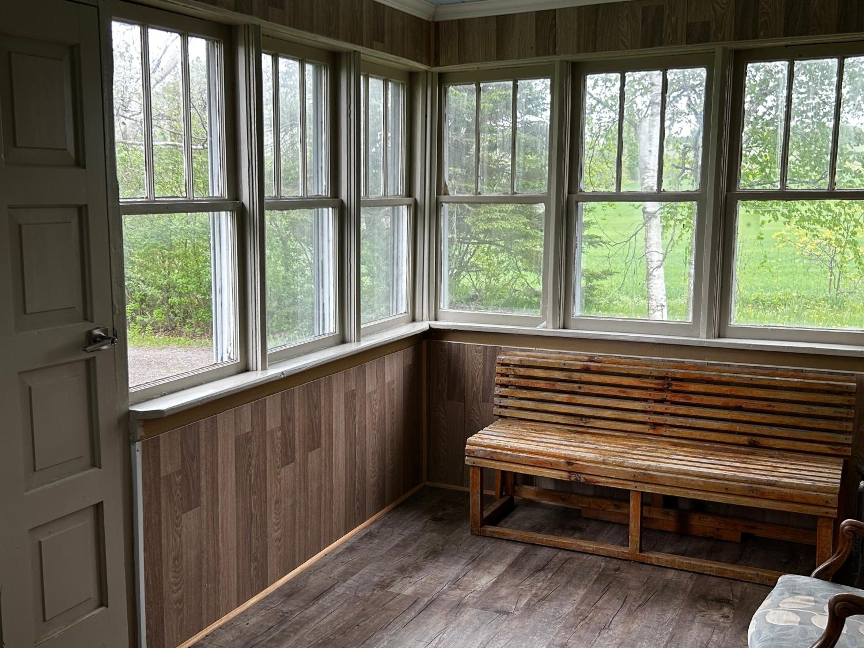Entire Farmhouse 1 Hr from Toronto