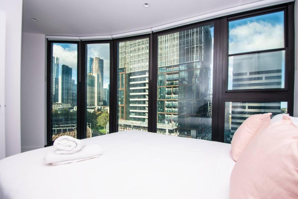Great City Stay 2BR Free Tram Gym & Pool