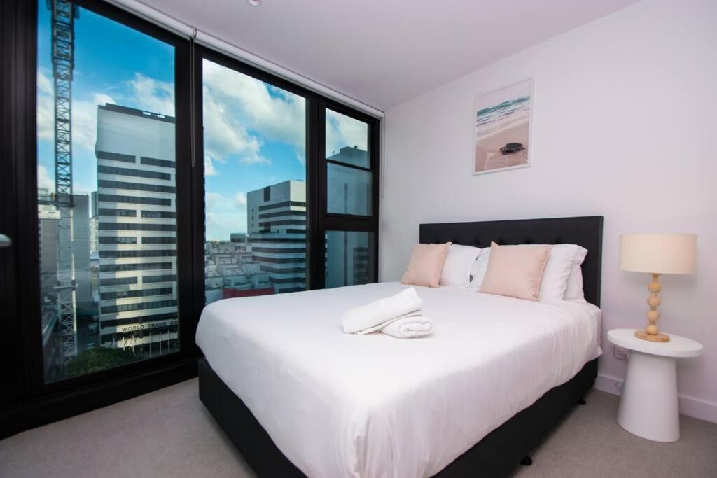 Great City Stay 2BR Free Tram Gym & Pool