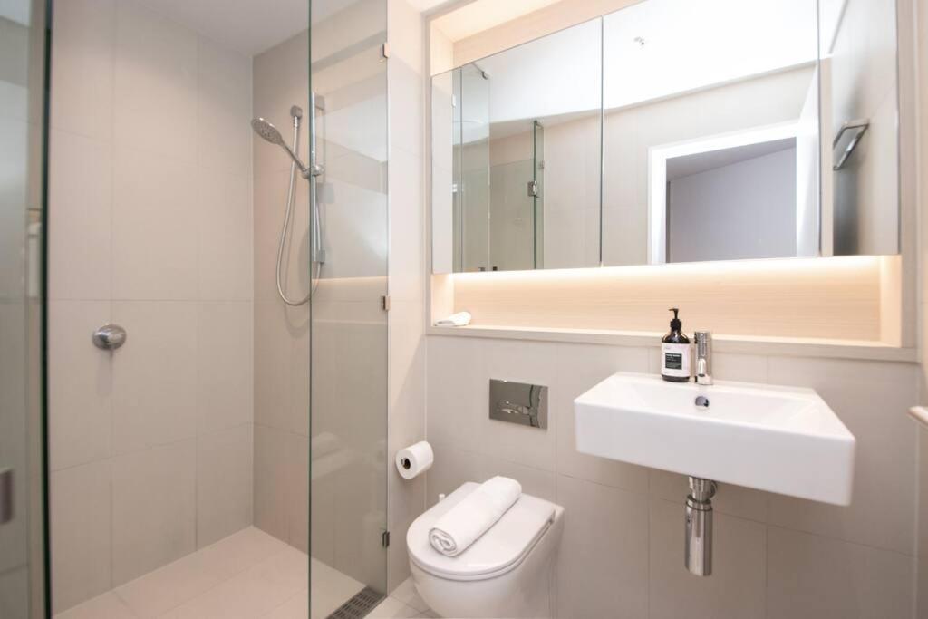 Great City Stay 2BR Free Tram Gym & Pool