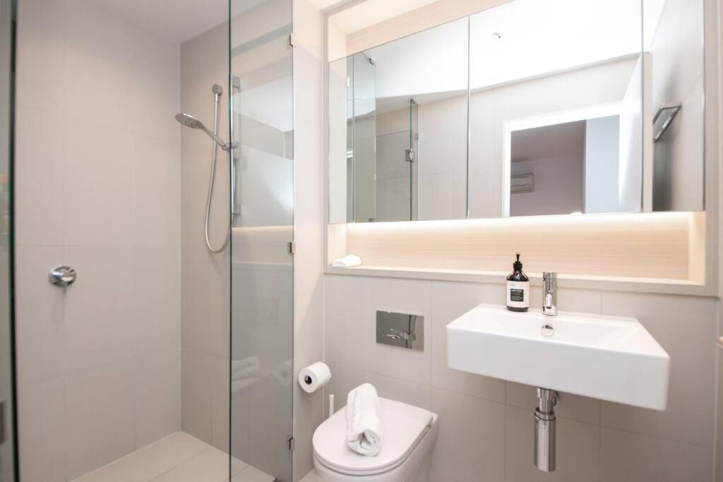 Great City Stay 2BR Free Tram Gym & Pool