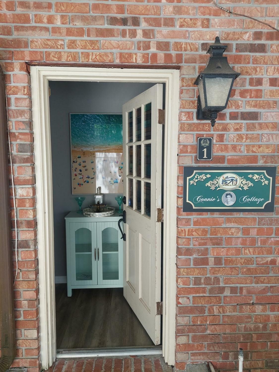 Tampa Bay Area Vacations - Cozy Guest House in Golf Course neighborhood Near Theme Parks - Property Image 2