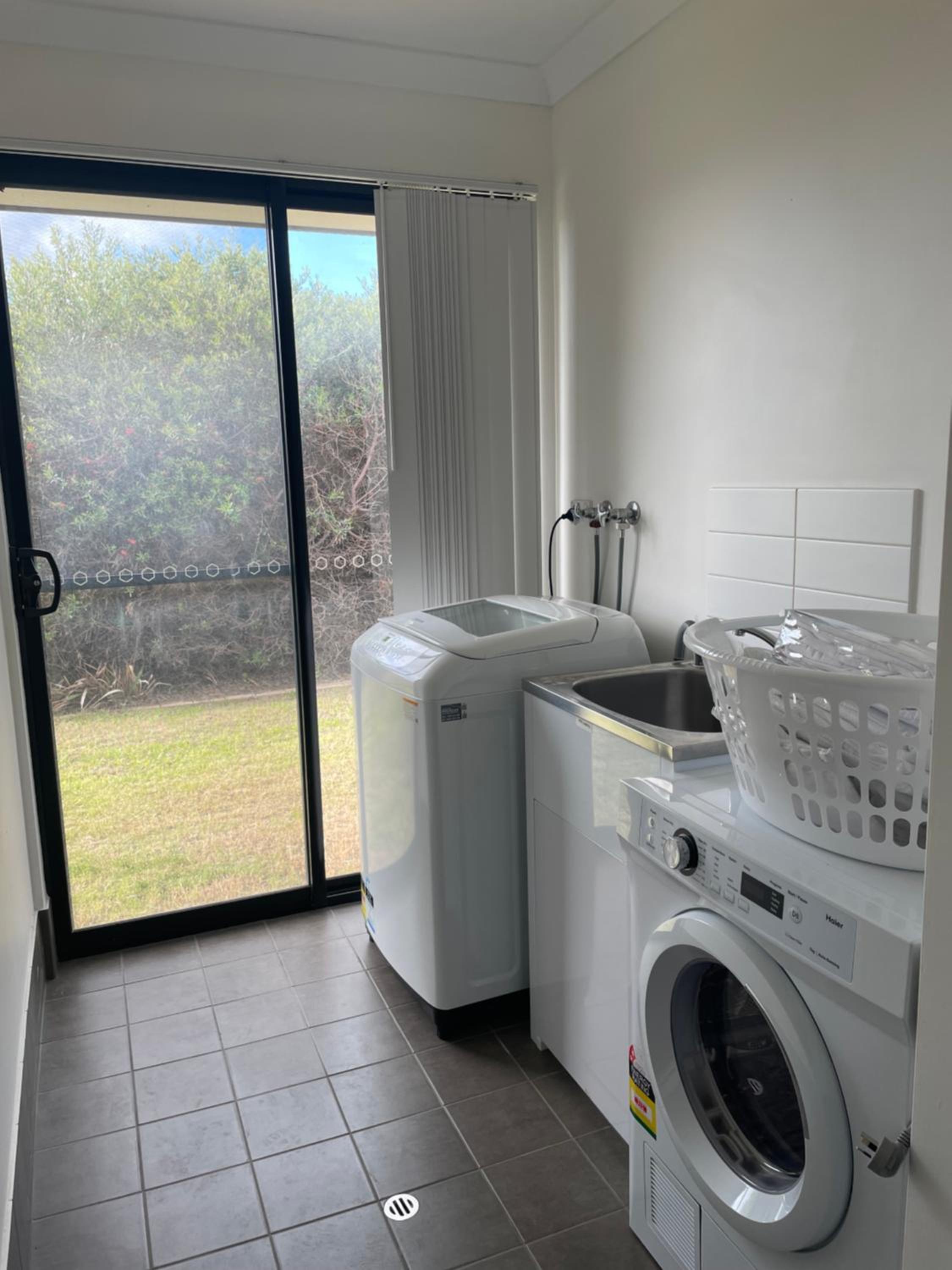 4 Bedroom Wandina Home - 5 TVs & Close to Shopping Centre