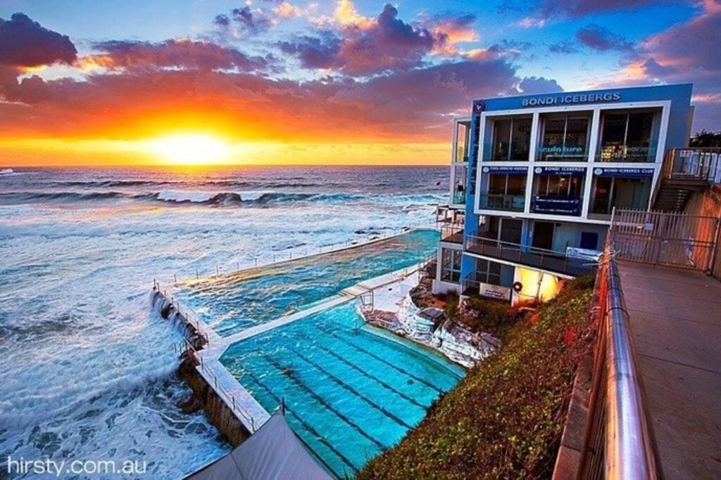 Stylish & Modern Beach Pad - Balcony AC BBQ Lift