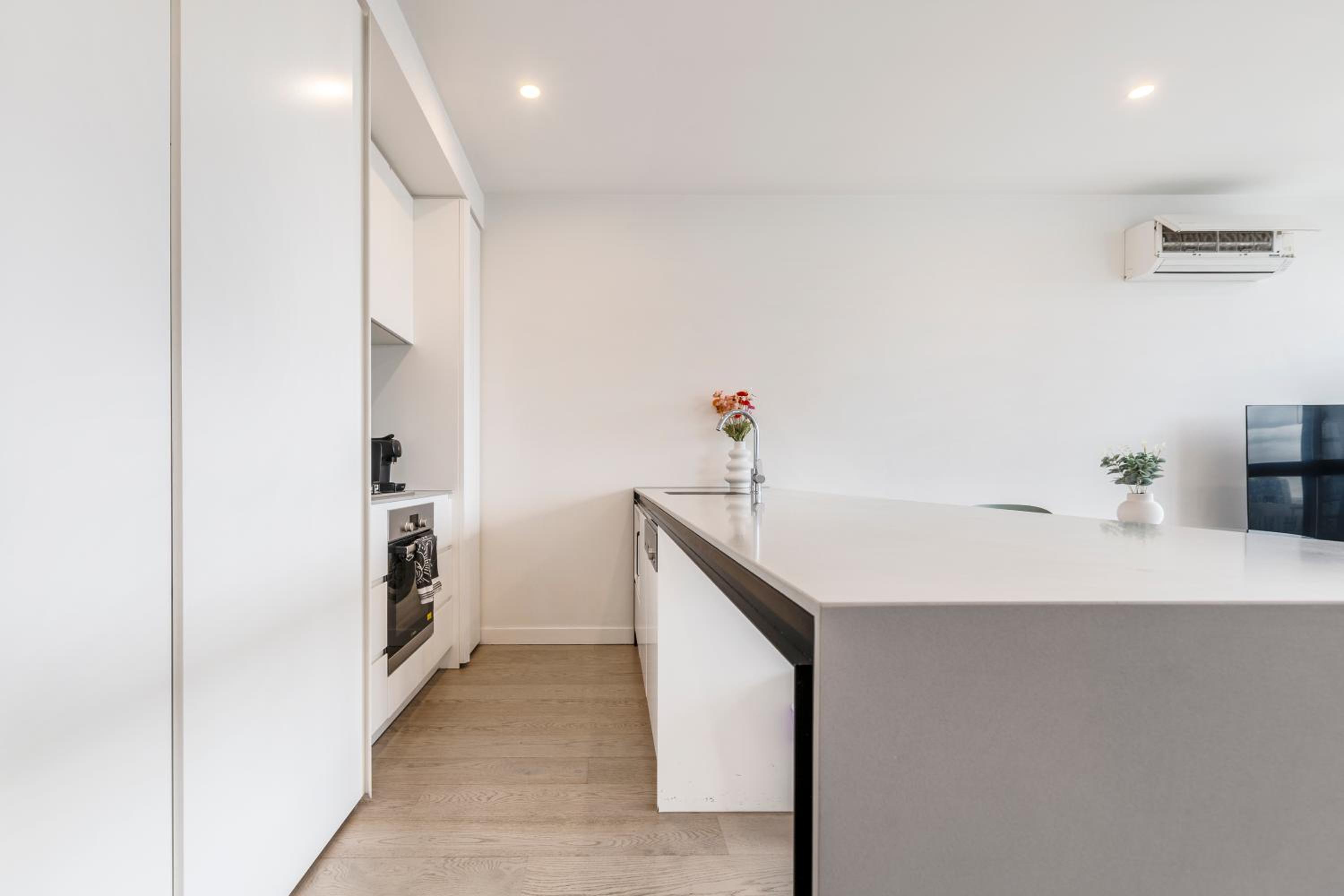 Sunny & Stylish Apt w Stunning City Views & 65 inches TV