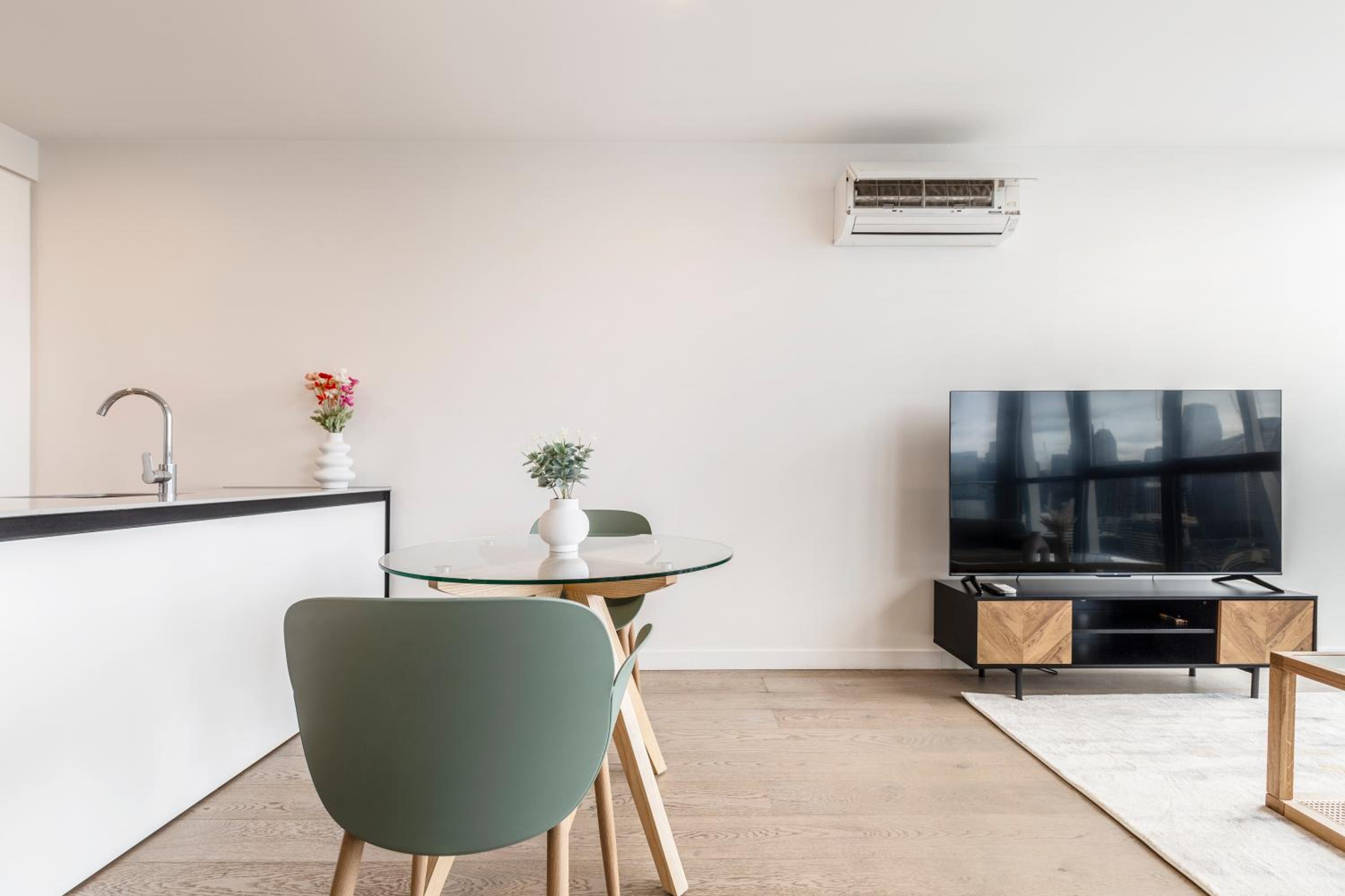 Sunny & Stylish Apt w Stunning City Views & 65 inches TV