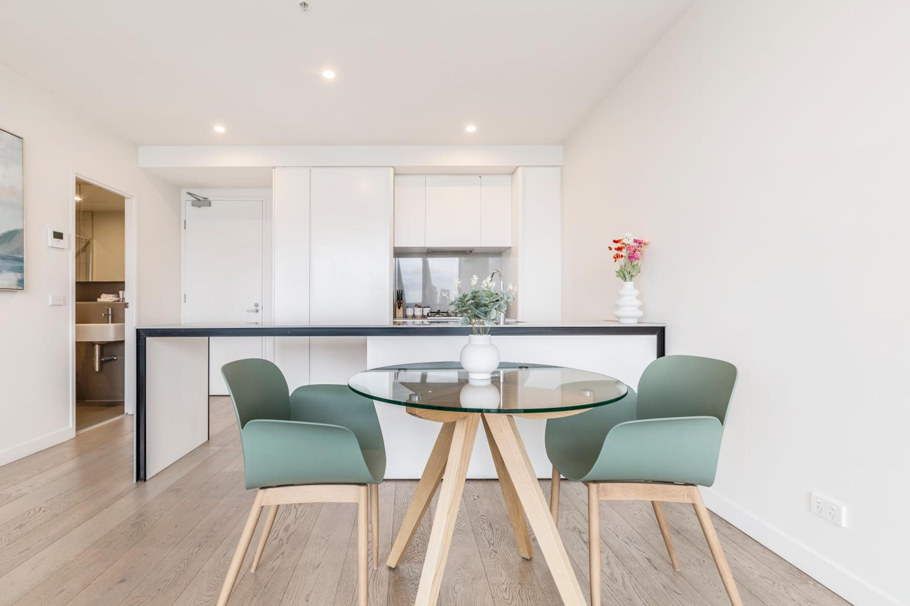 Sunny & Stylish Apt w Stunning City Views & 65 inches TV