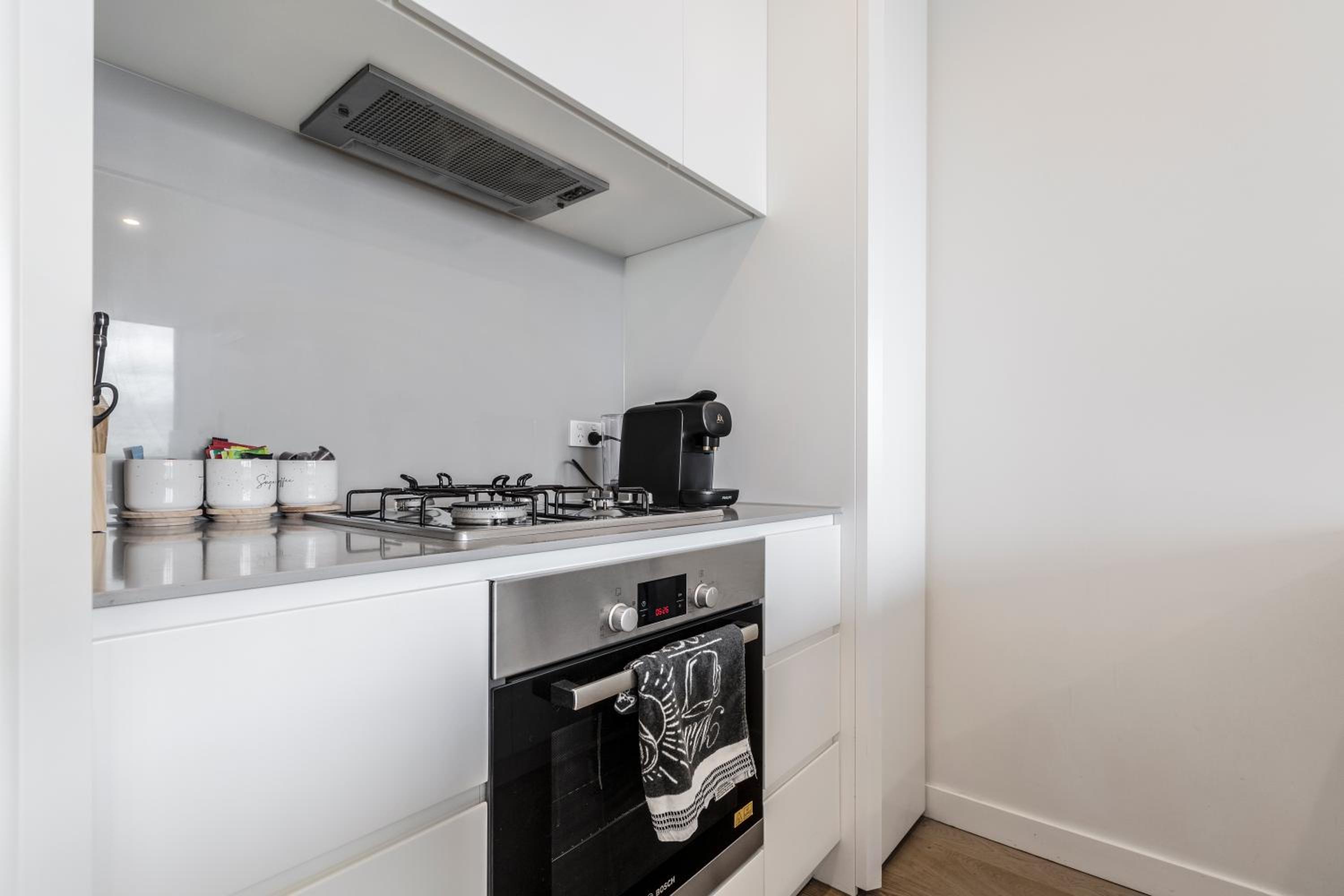 Sunny & Stylish Apt w Stunning City Views & 65 inches TV