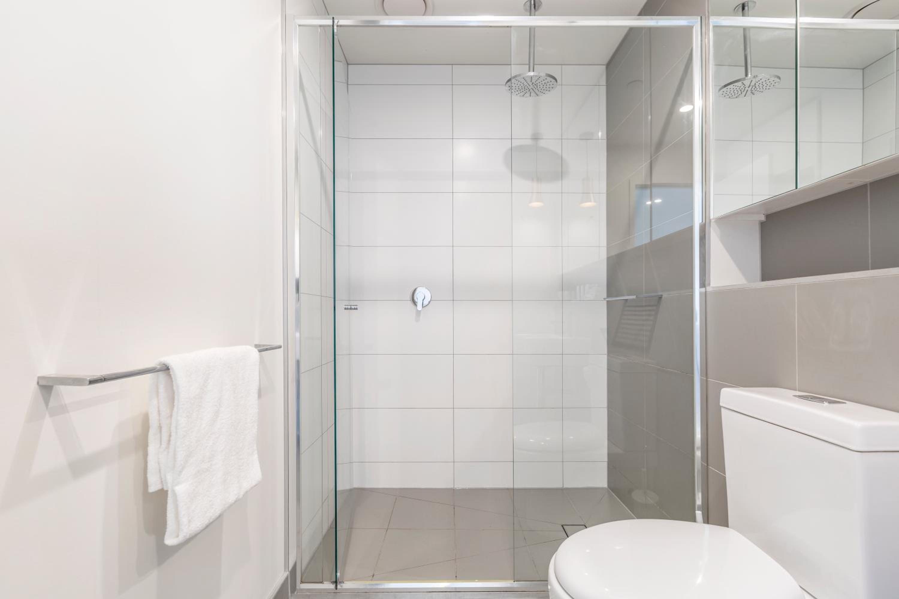 Sunny & Stylish Apt w Stunning City Views & 65 inches TV