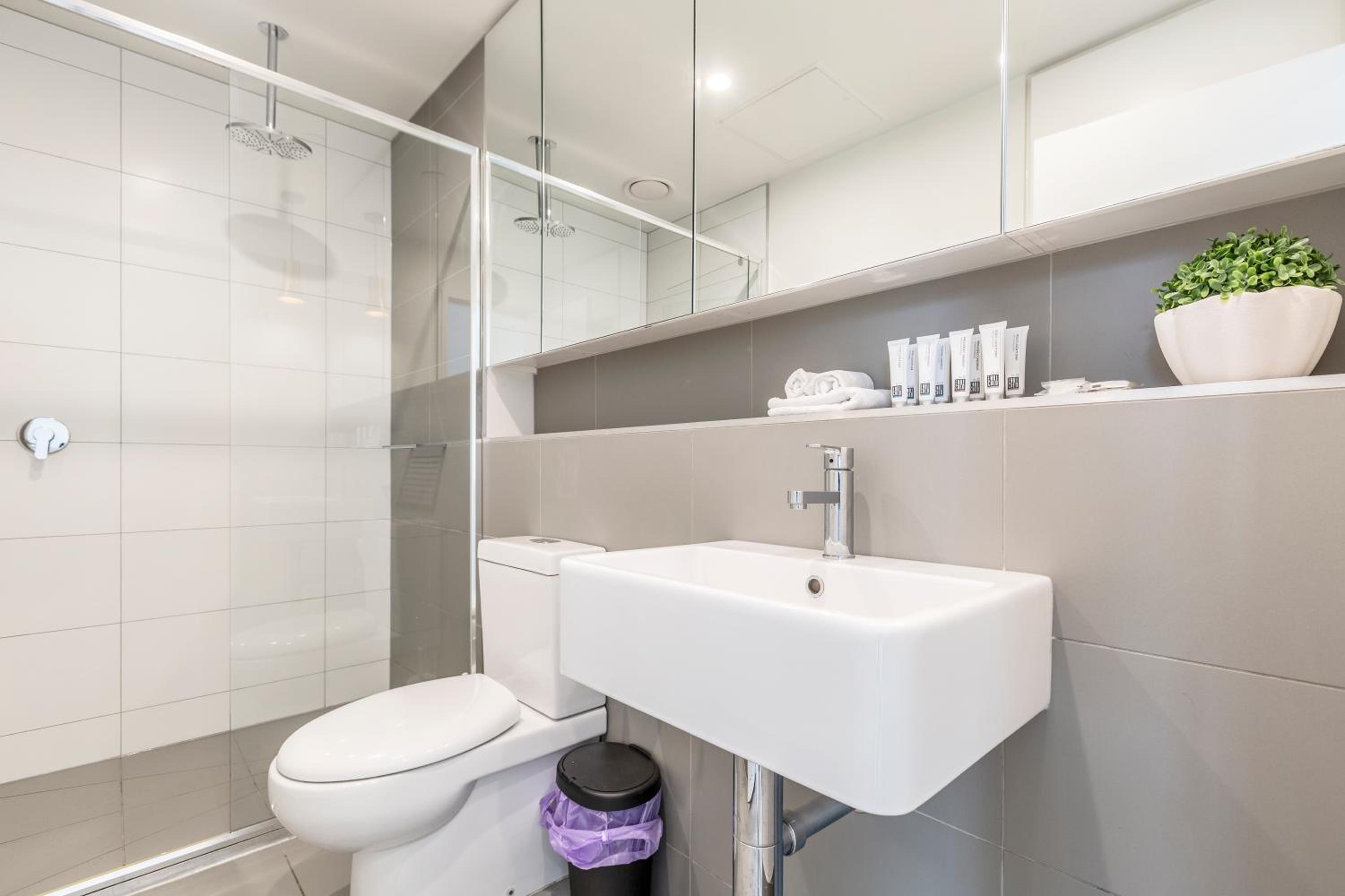 Sunny & Stylish Apt w Stunning City Views & 65 inches TV