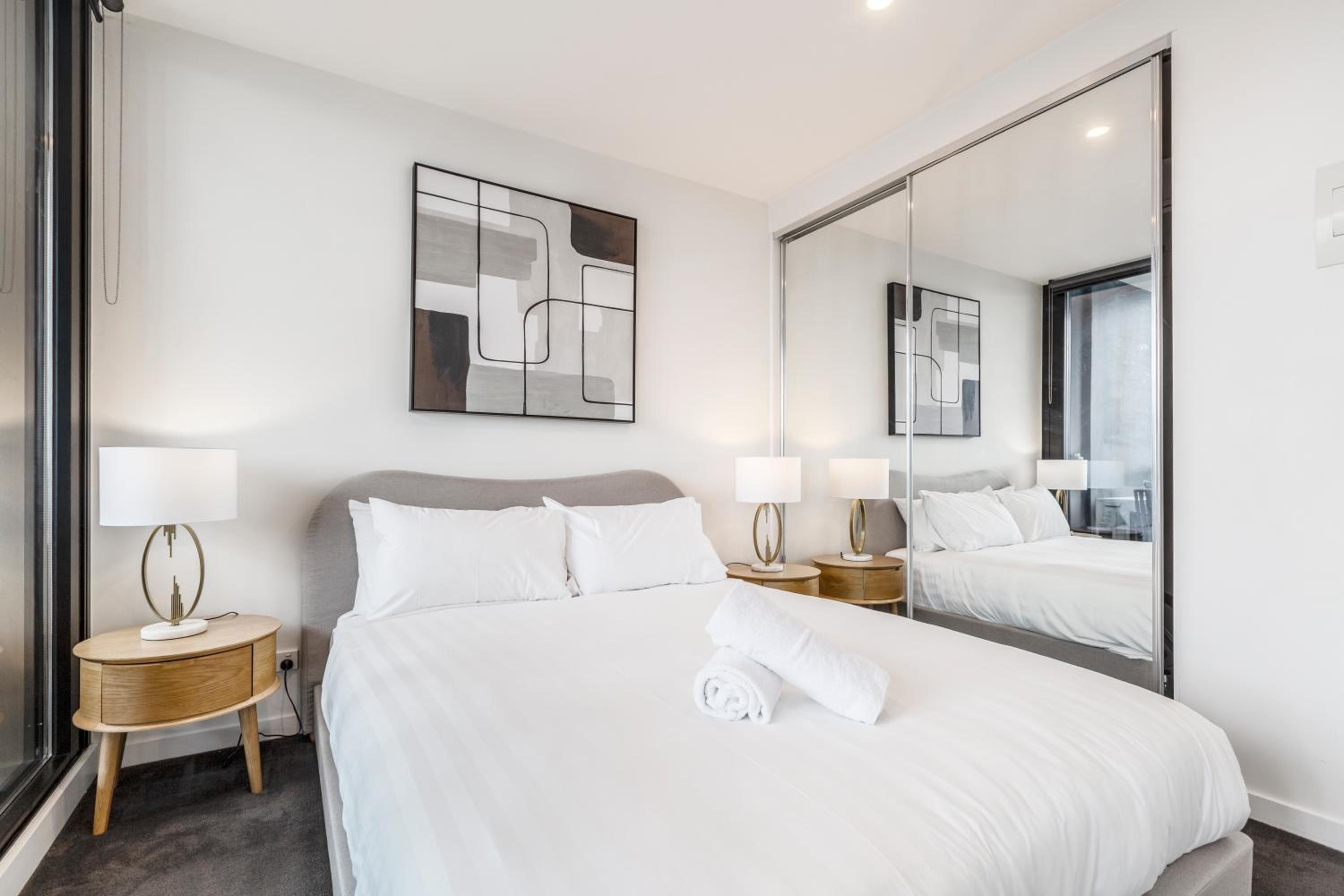 Sunny & Stylish Apt w Stunning City Views & 65 inches TV