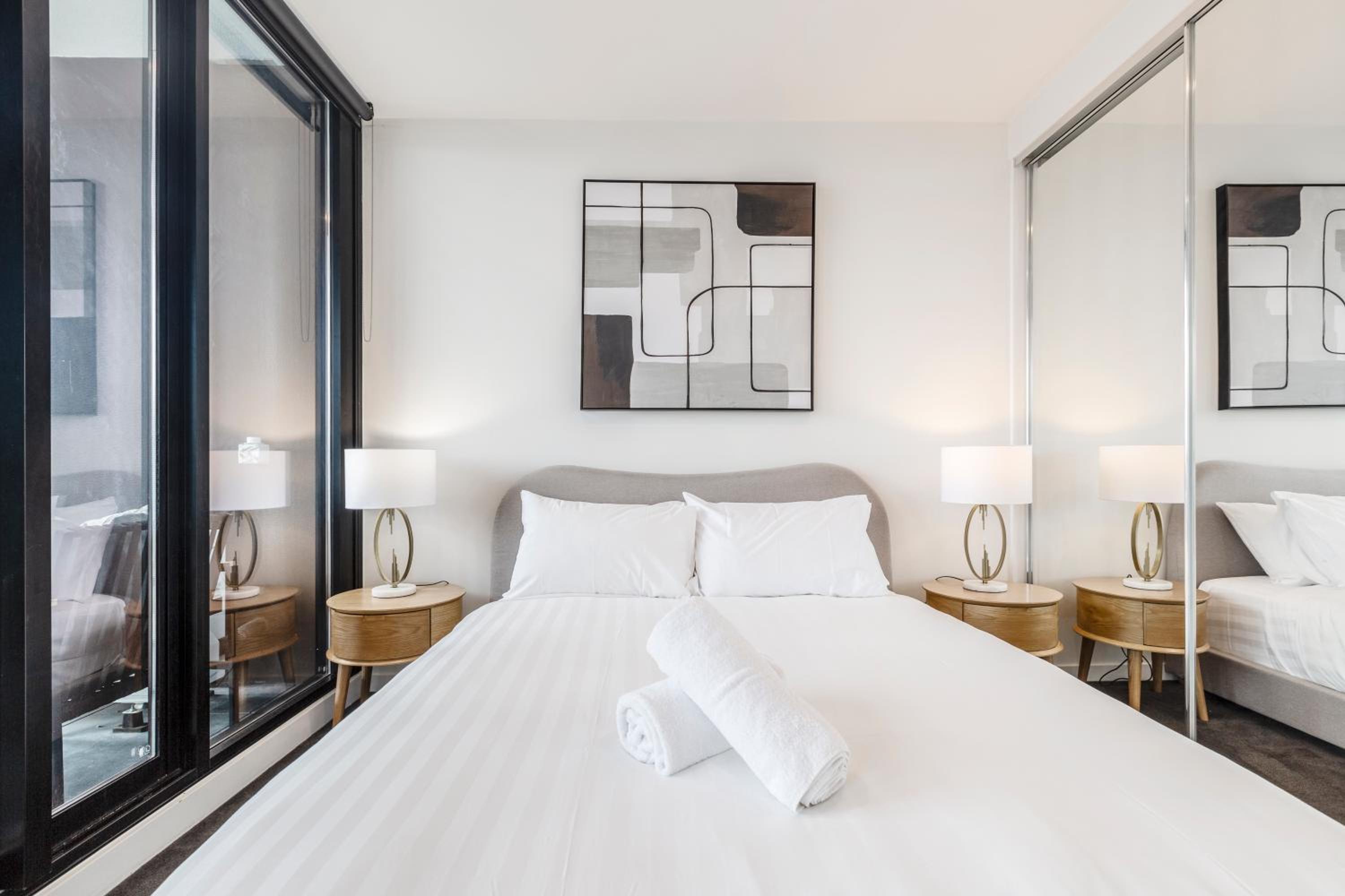 Sunny & Stylish Apt w Stunning City Views & 65 inches TV