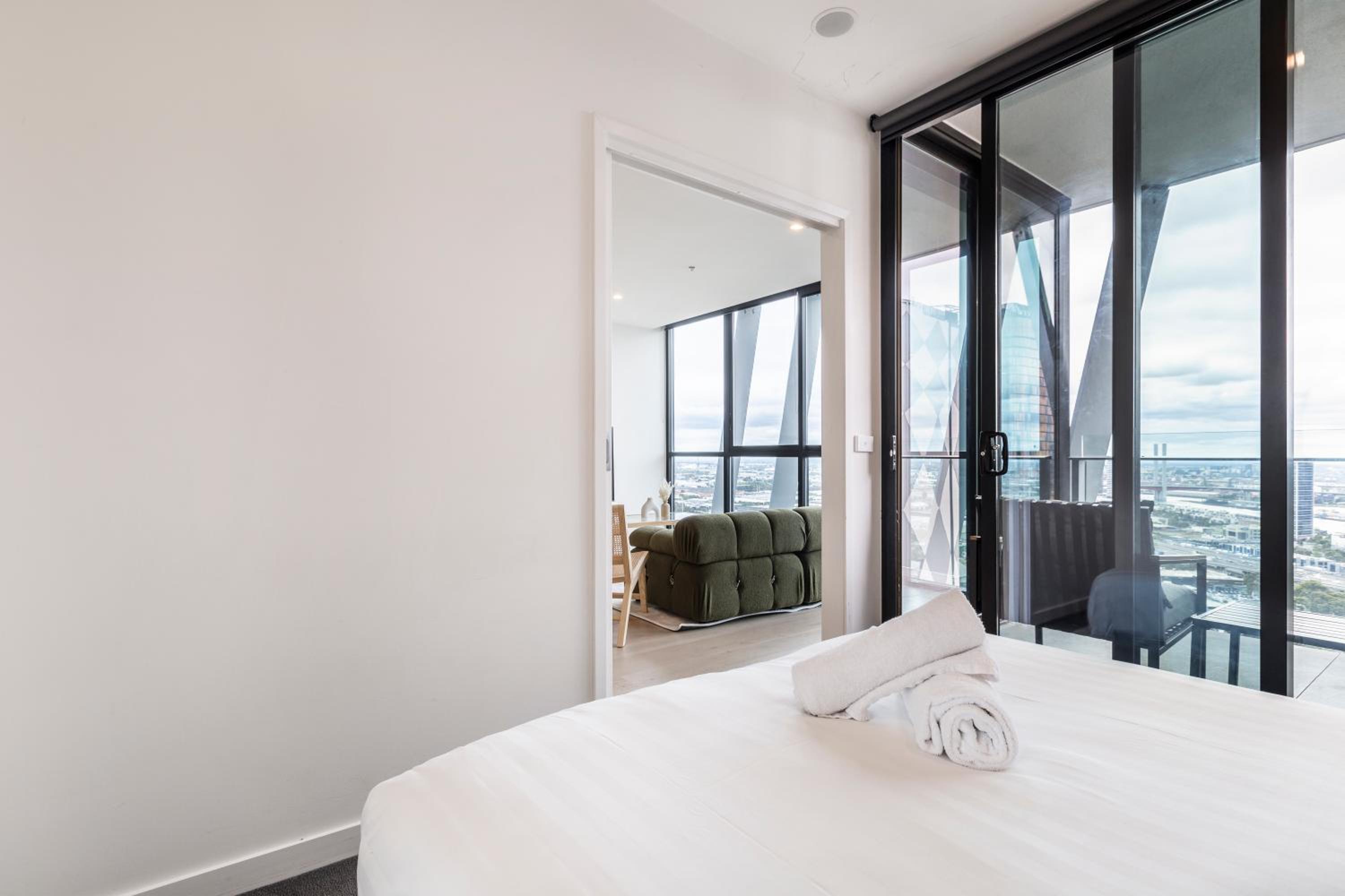Sunny & Stylish Apt w Stunning City Views & 65 inches TV