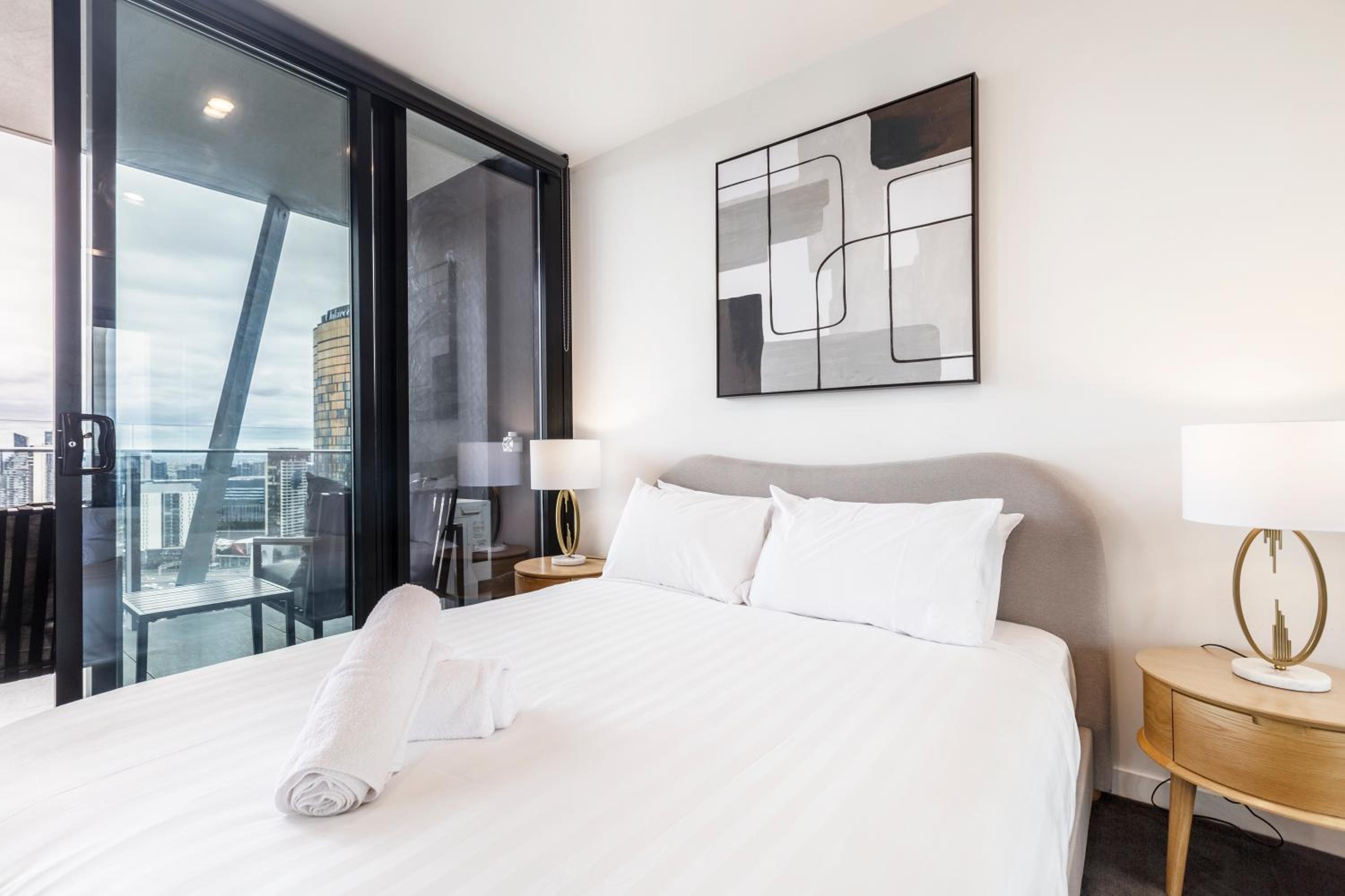 Sunny & Stylish Apt w Stunning City Views & 65 inches TV