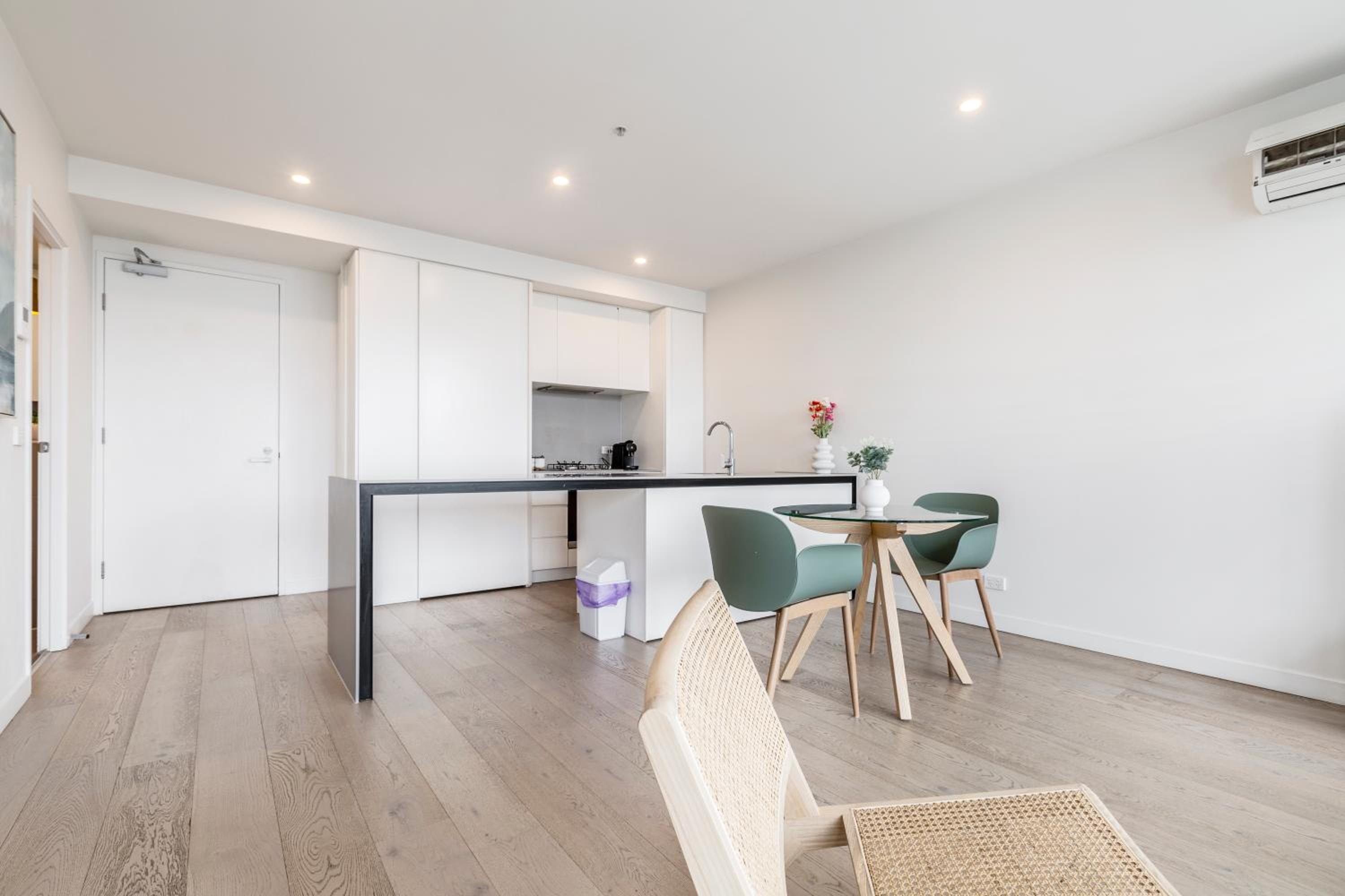 Sunny & Stylish Apt w Stunning City Views & 65 inches TV