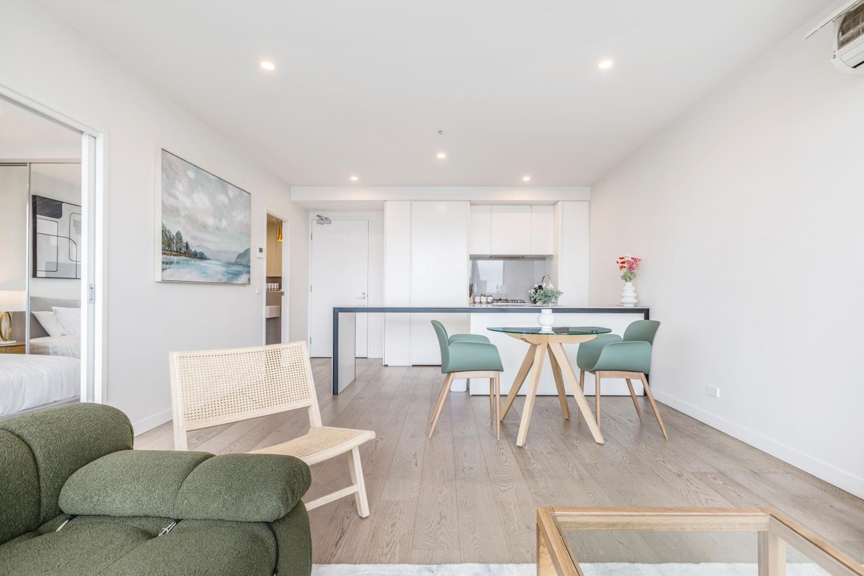 Sunny & Stylish Apt w Stunning City Views & 65 inches TV