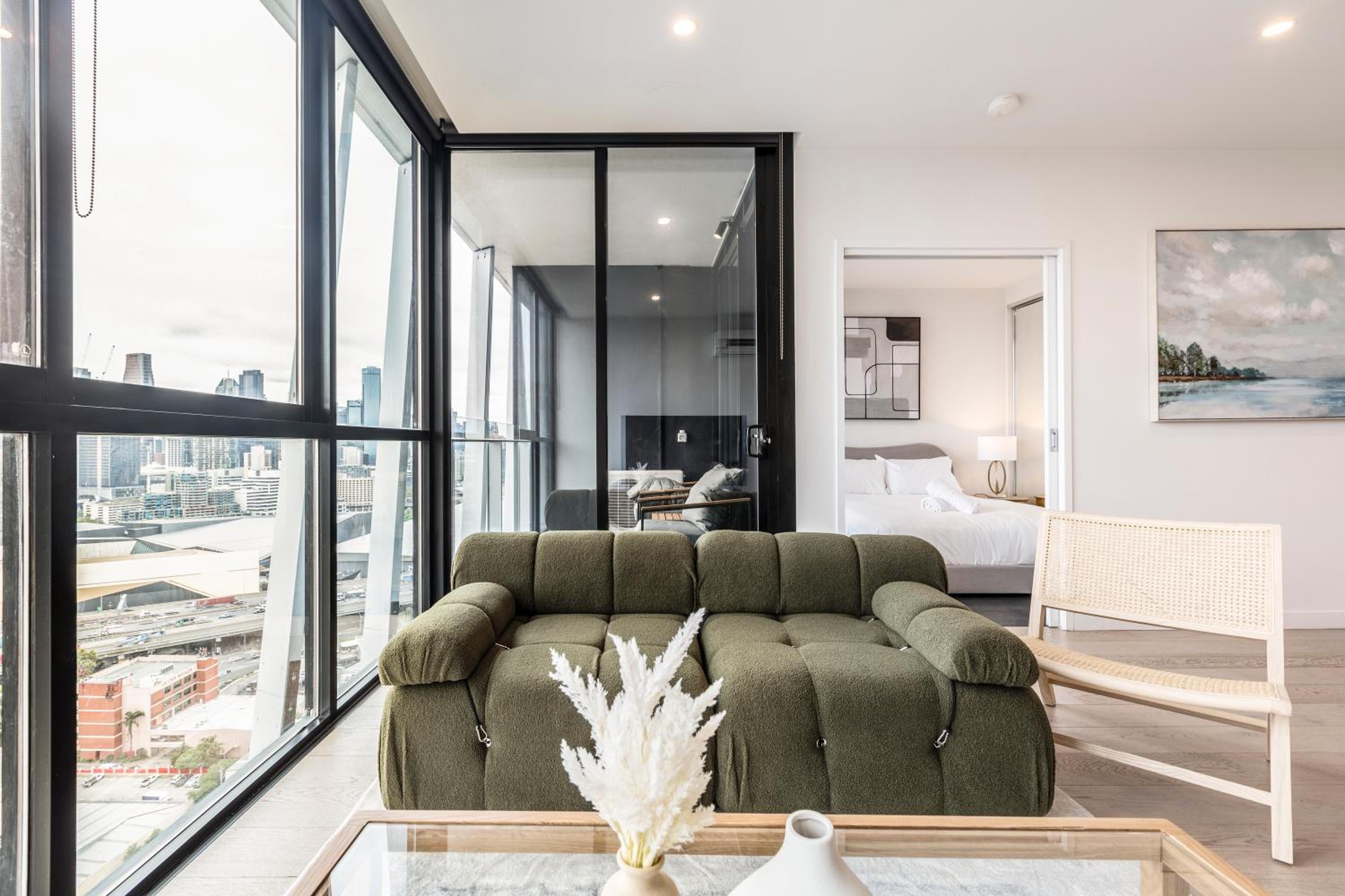 Sunny & Stylish Apt w Stunning City Views & 65 inches TV