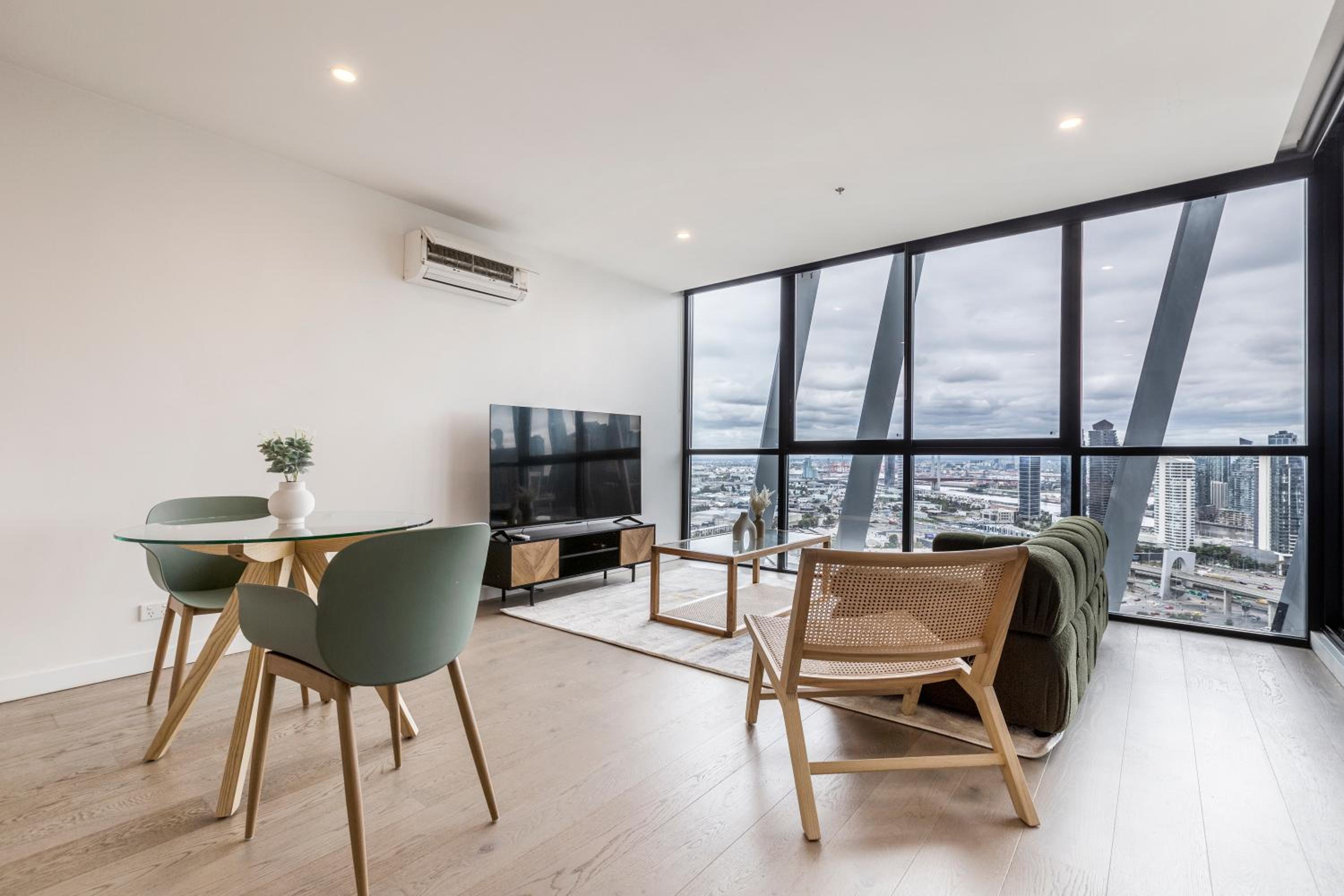 Sunny & Stylish Apt w Stunning City Views & 65 inches TV