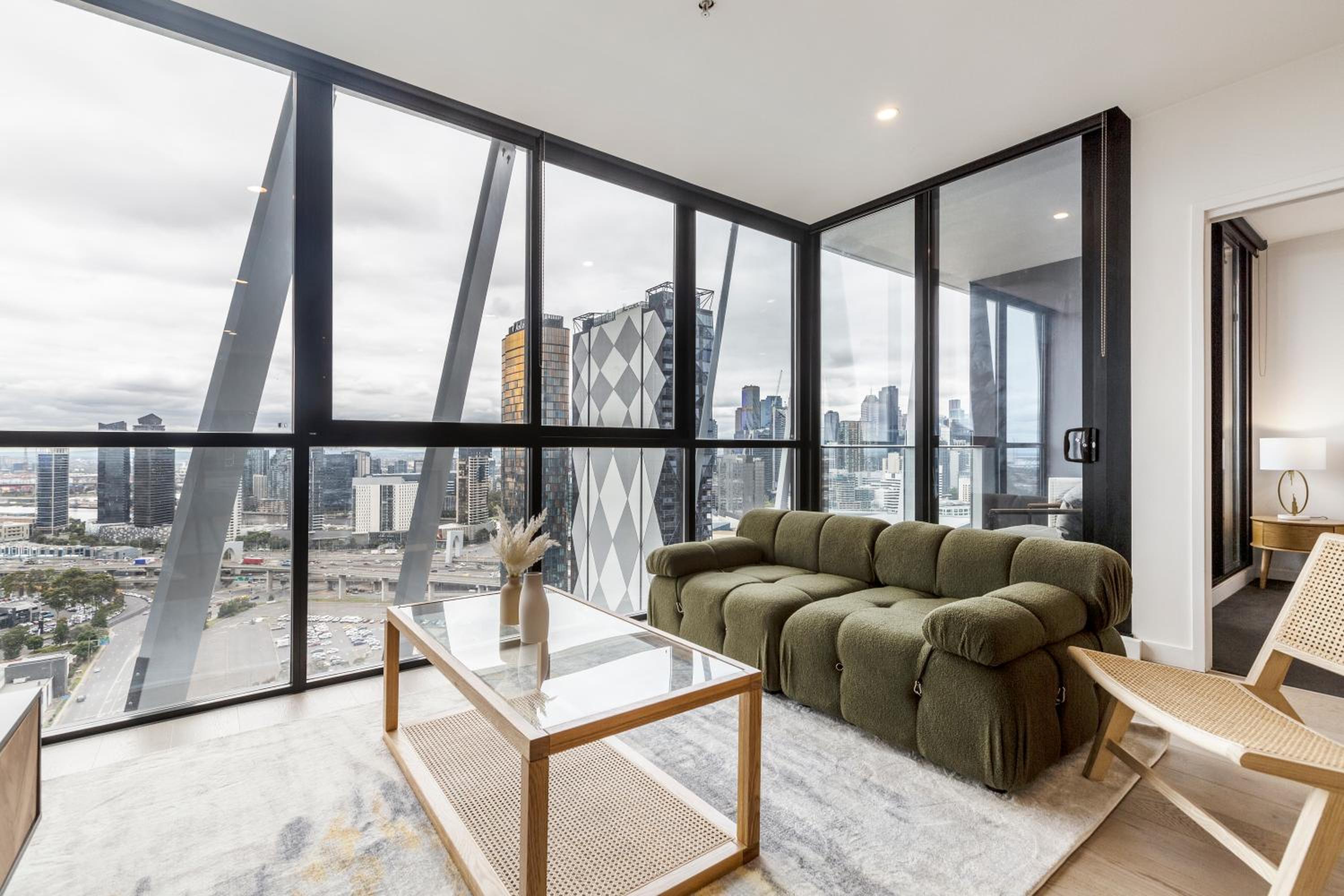 Sunny & Stylish Apt w Stunning City Views & 65 inches TV