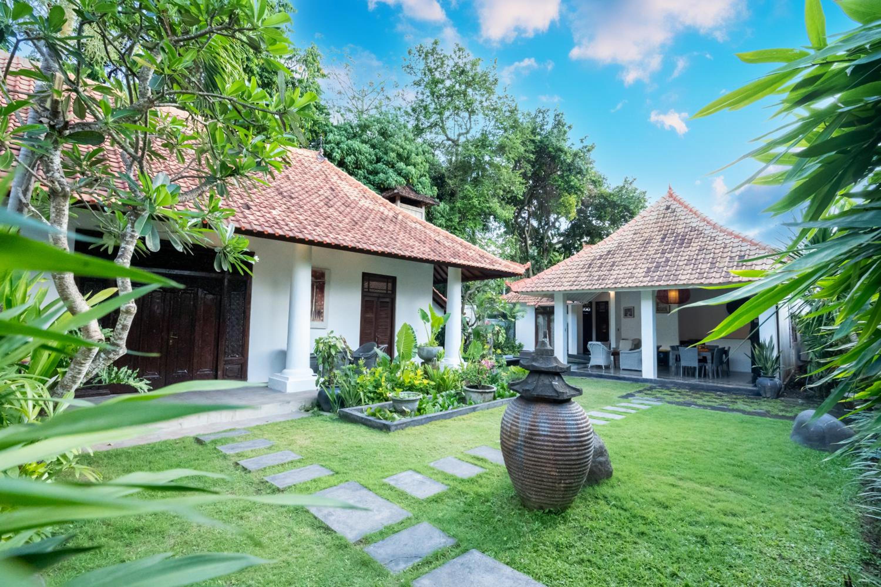 5 Bedroom Villa Etnik in Seminyak with Big Garden and Private Pool