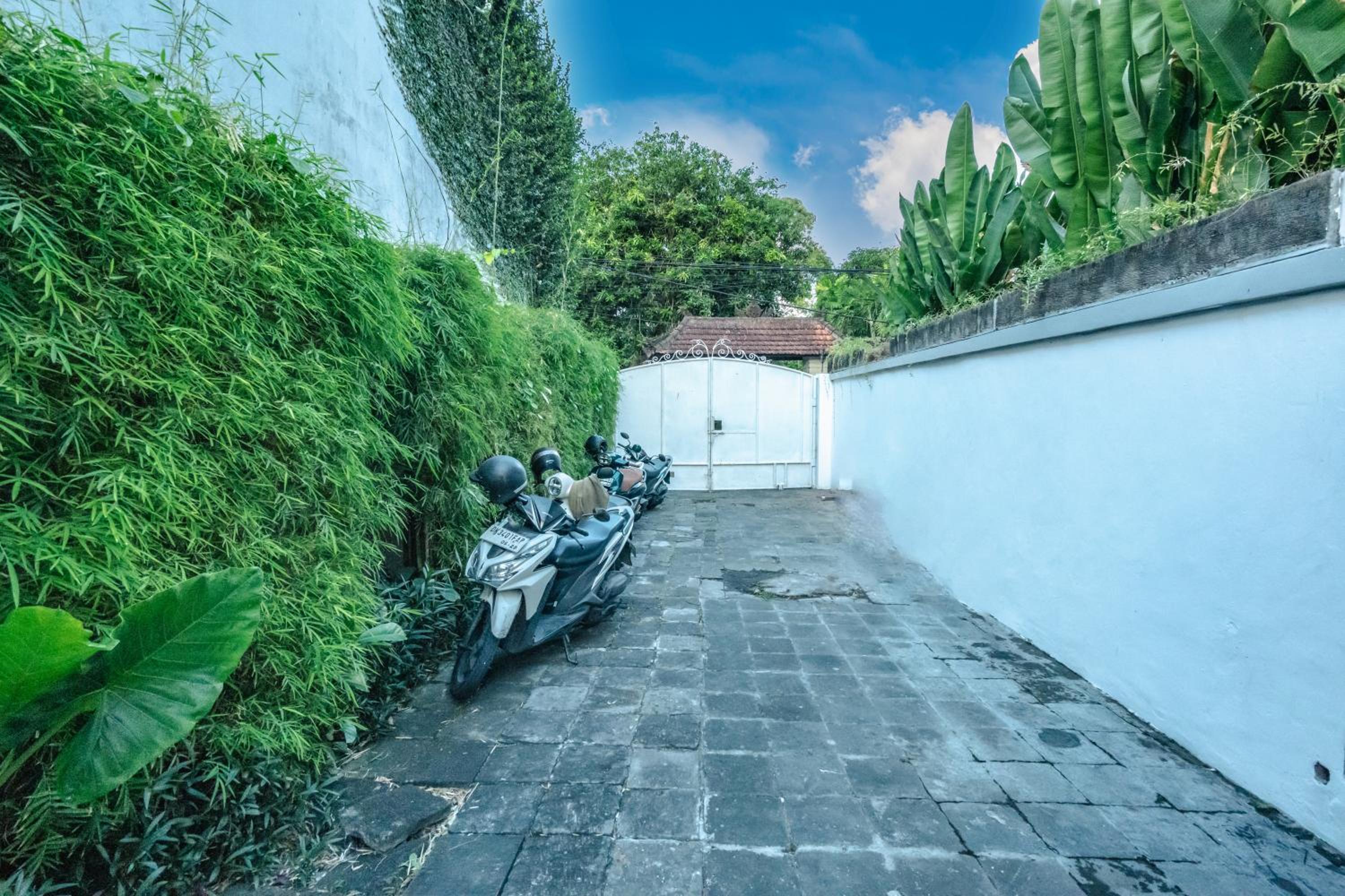 5 Bedroom Villa Etnik in Seminyak with Big Garden and Private Pool