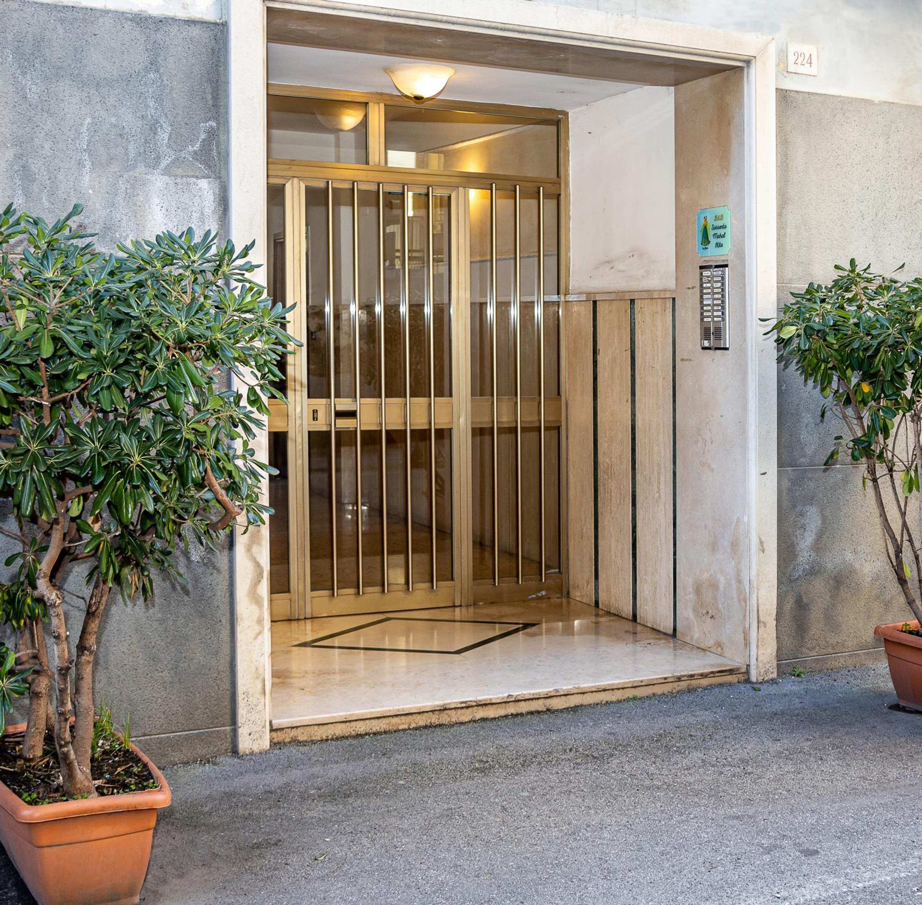 Hotel B&B Sorrento Mahal Kita - Image 1