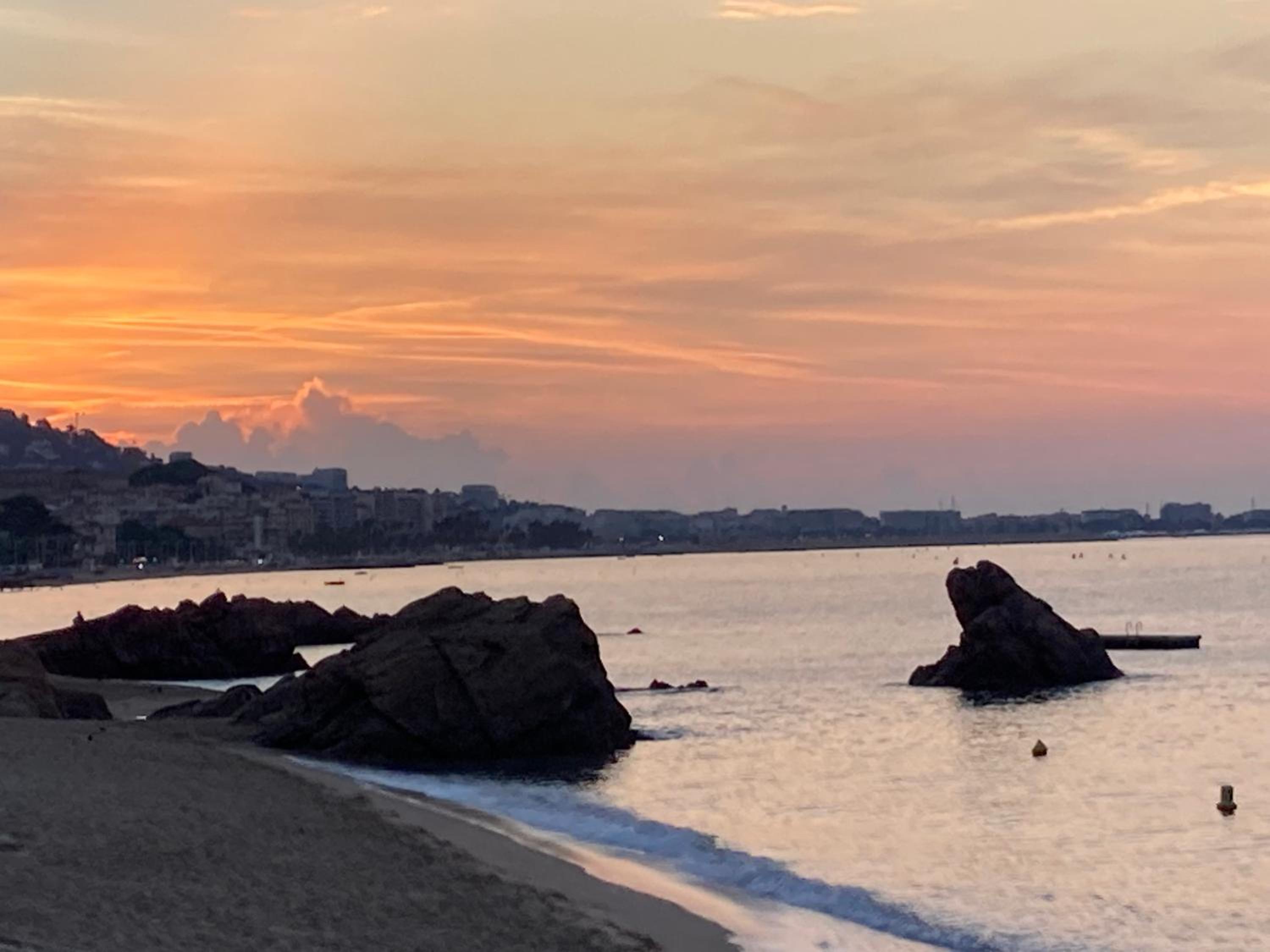 Cannes Sea View, by Beach, Private Room in Shared 3-Bedroom Apartment, Private Bathroom & Balcony,, Chambre avec salle de bain privative & balcon, chez l'h