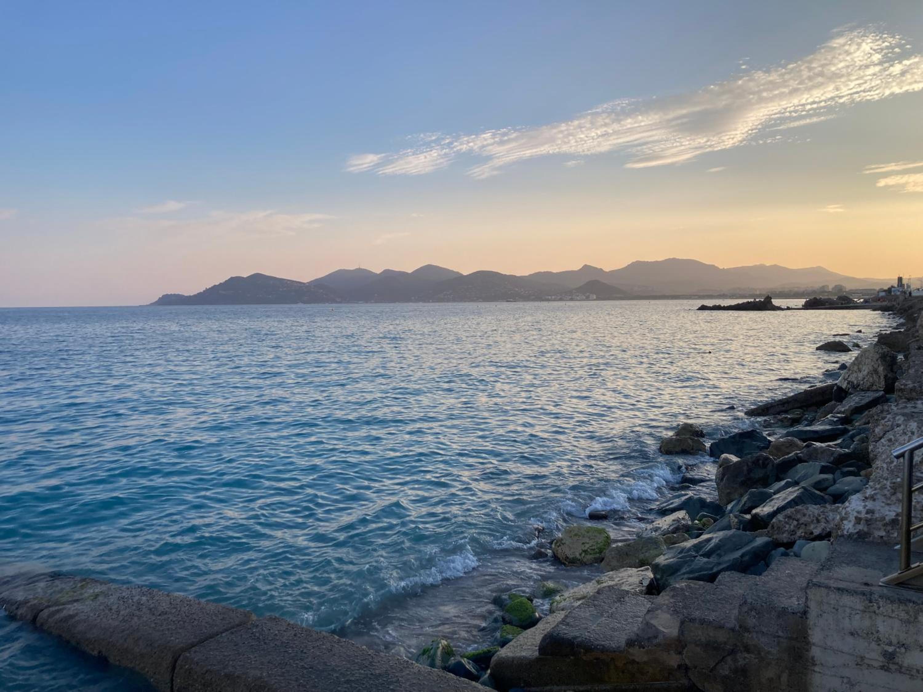 Cannes Sea View, by Beach, Private Room in Shared 3-Bedroom Apartment, Private Bathroom & Balcony,, Chambre avec salle de bain privative & balcon, chez l'h