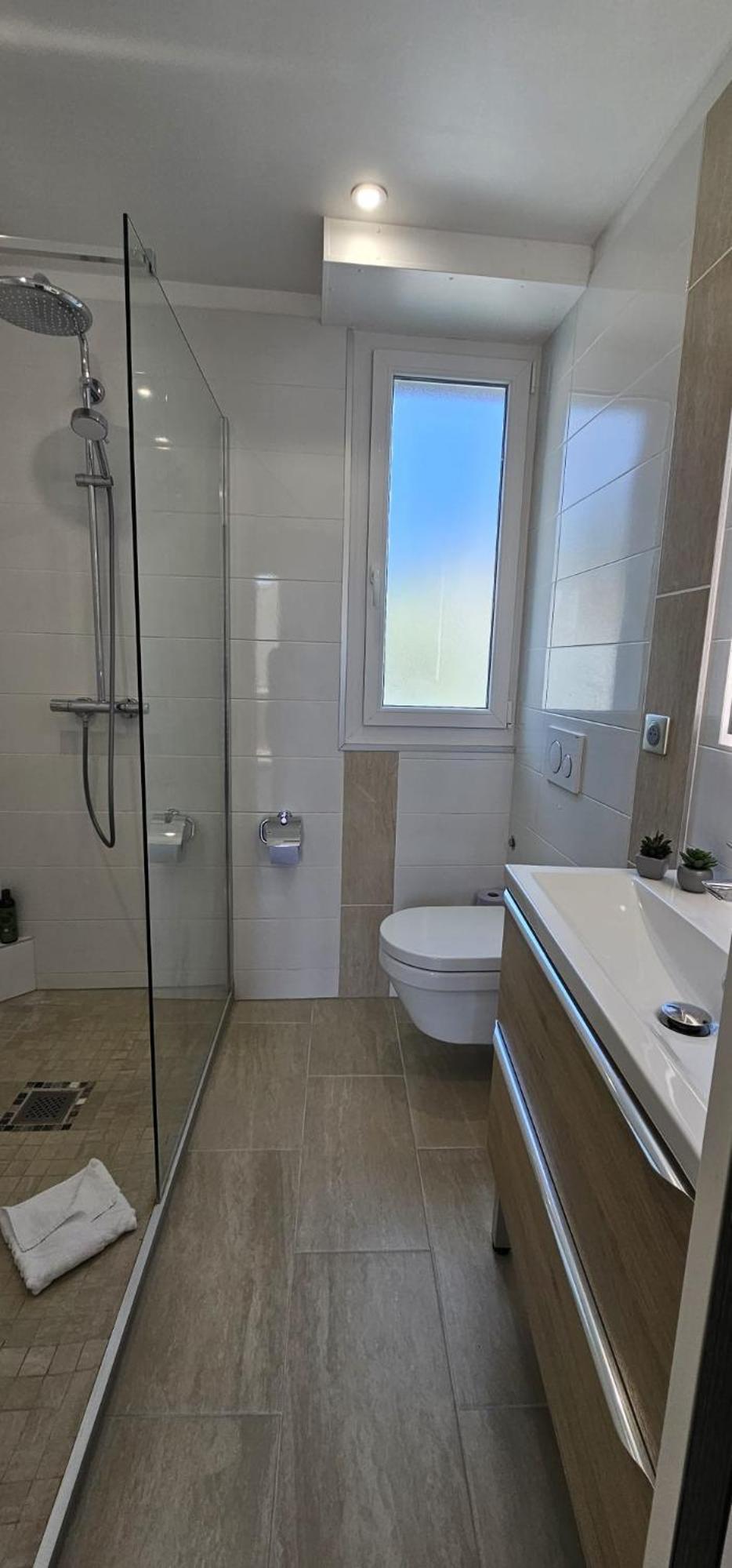 Cannes Sea View, by Beach, Private Room in Shared 3-Bedroom Apartment, Private Bathroom & Balcony,, Chambre avec salle de bain privative & balcon, chez l'h