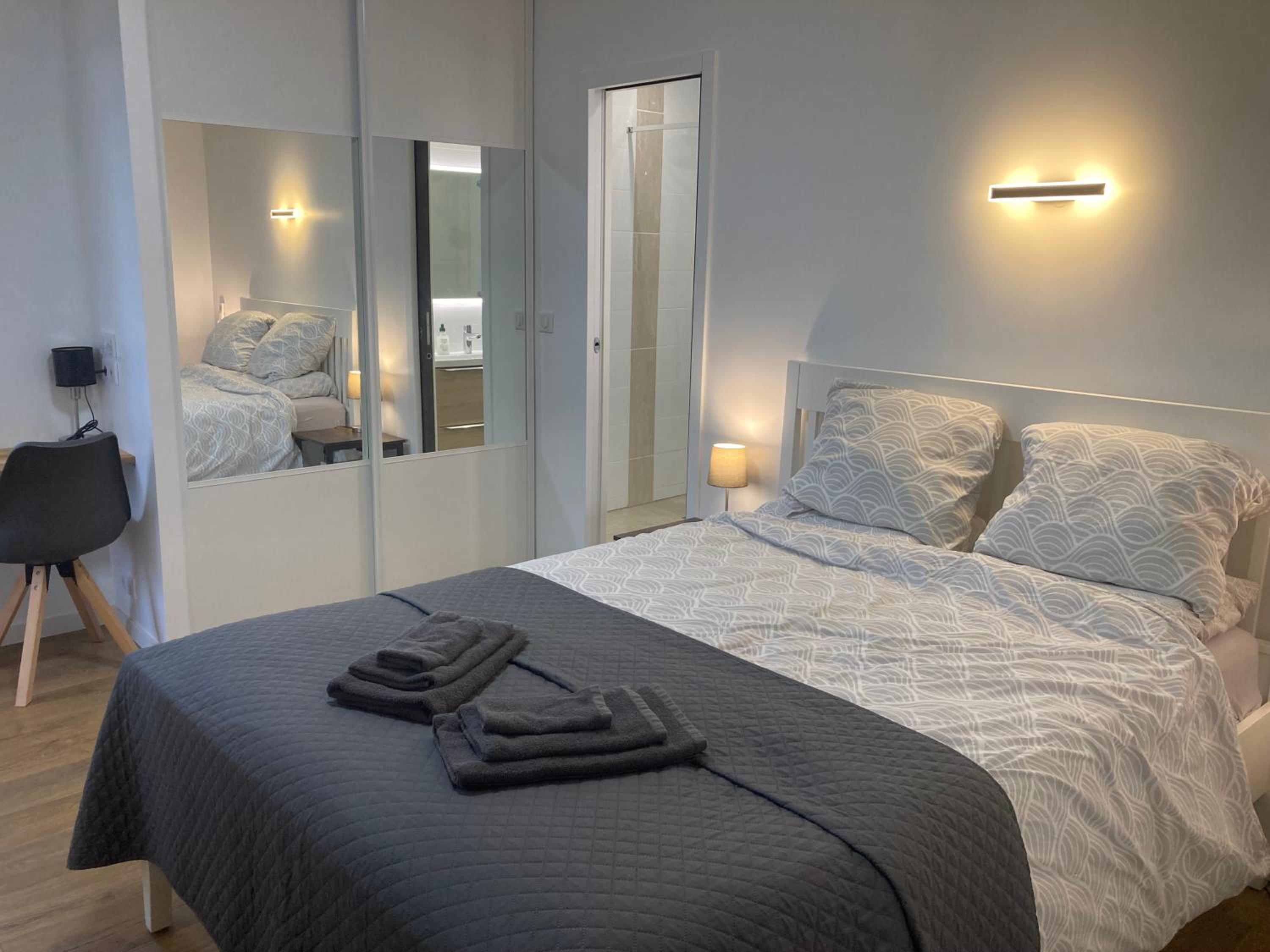 Cannes Sea View, by Beach, Private Room in Shared 3-Bedroom Apartment, Private Bathroom & Balcony,, Chambre avec salle de bain privative & balcon, chez l'h