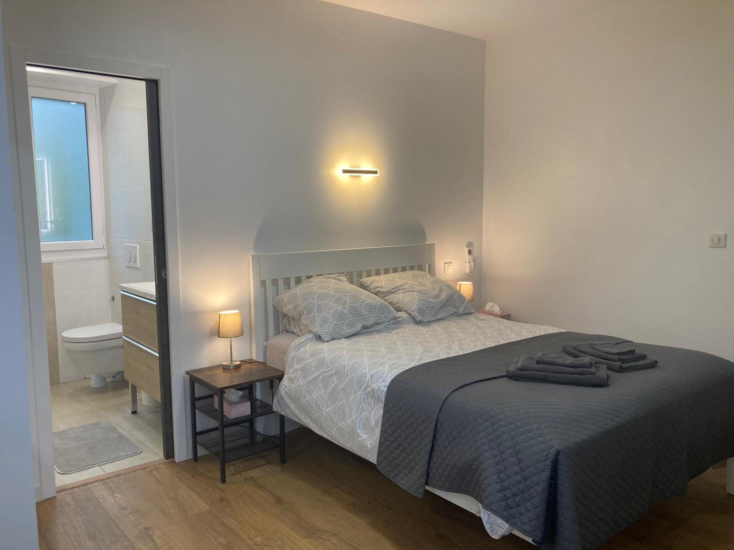 Cannes Sea View, by Beach, Private Room in Shared 3-Bedroom Apartment, Private Bathroom & Balcony,, Chambre avec salle de bain privative & balcon, chez l'h